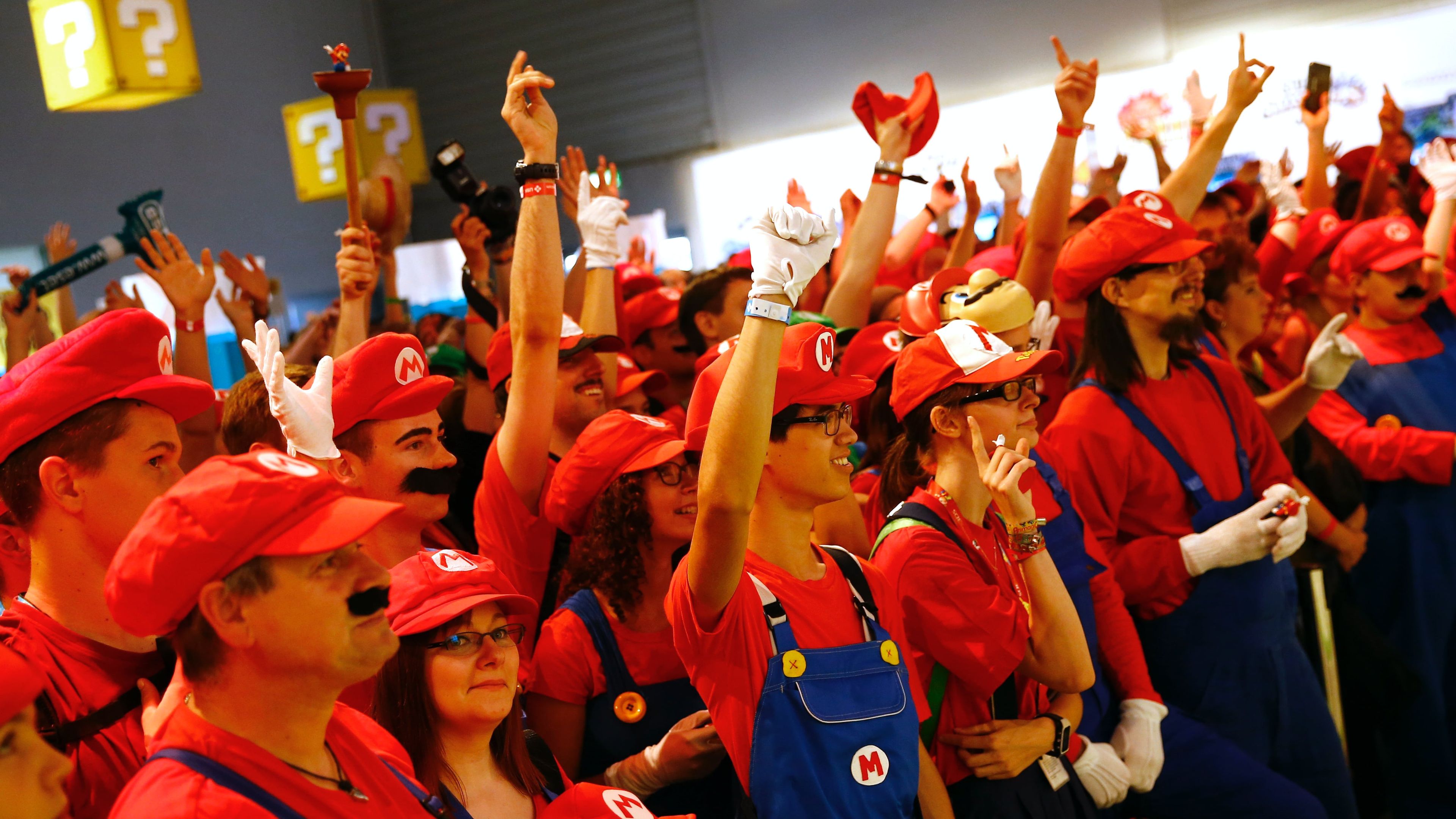 Varias personas disfrazadas de Super Mario en Alemania durante 2015.