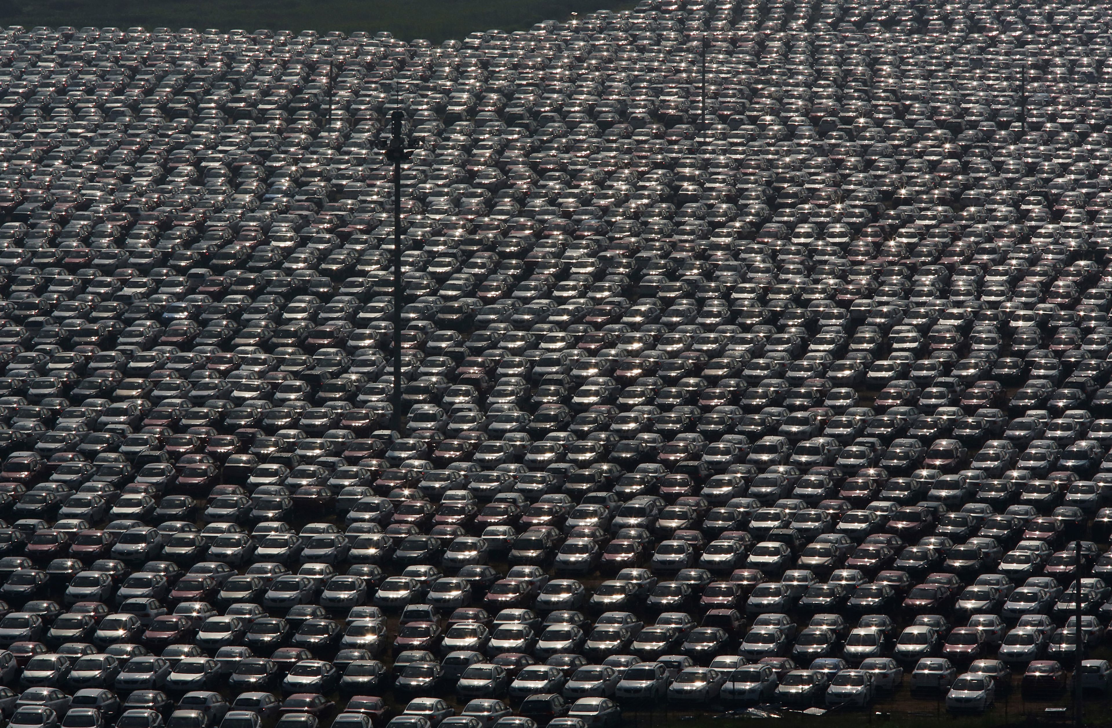 Vehículos aparcados en una fábrica en Shenyang, China