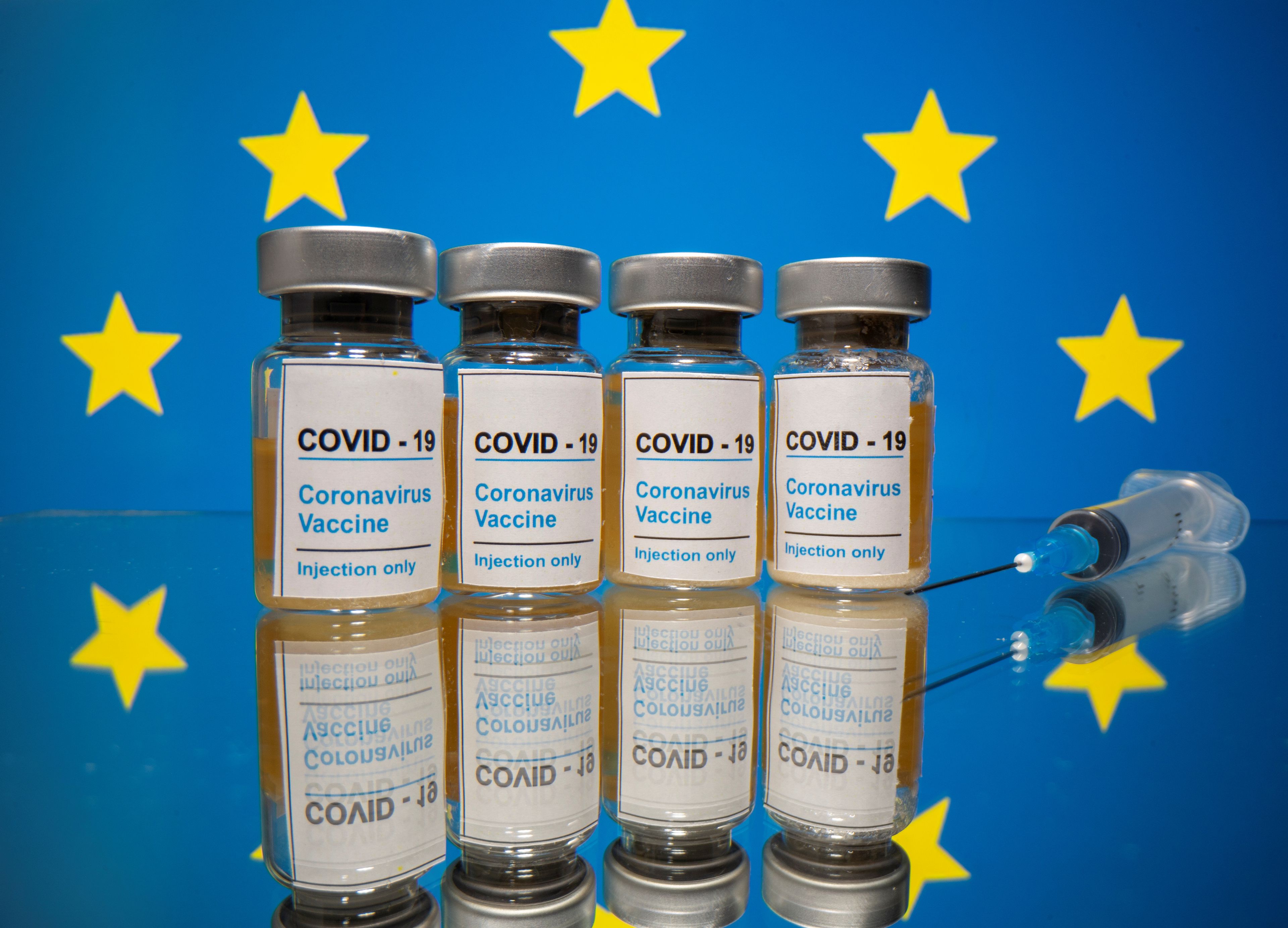 Viales de la vacuna de COVID-19 en una ilustración