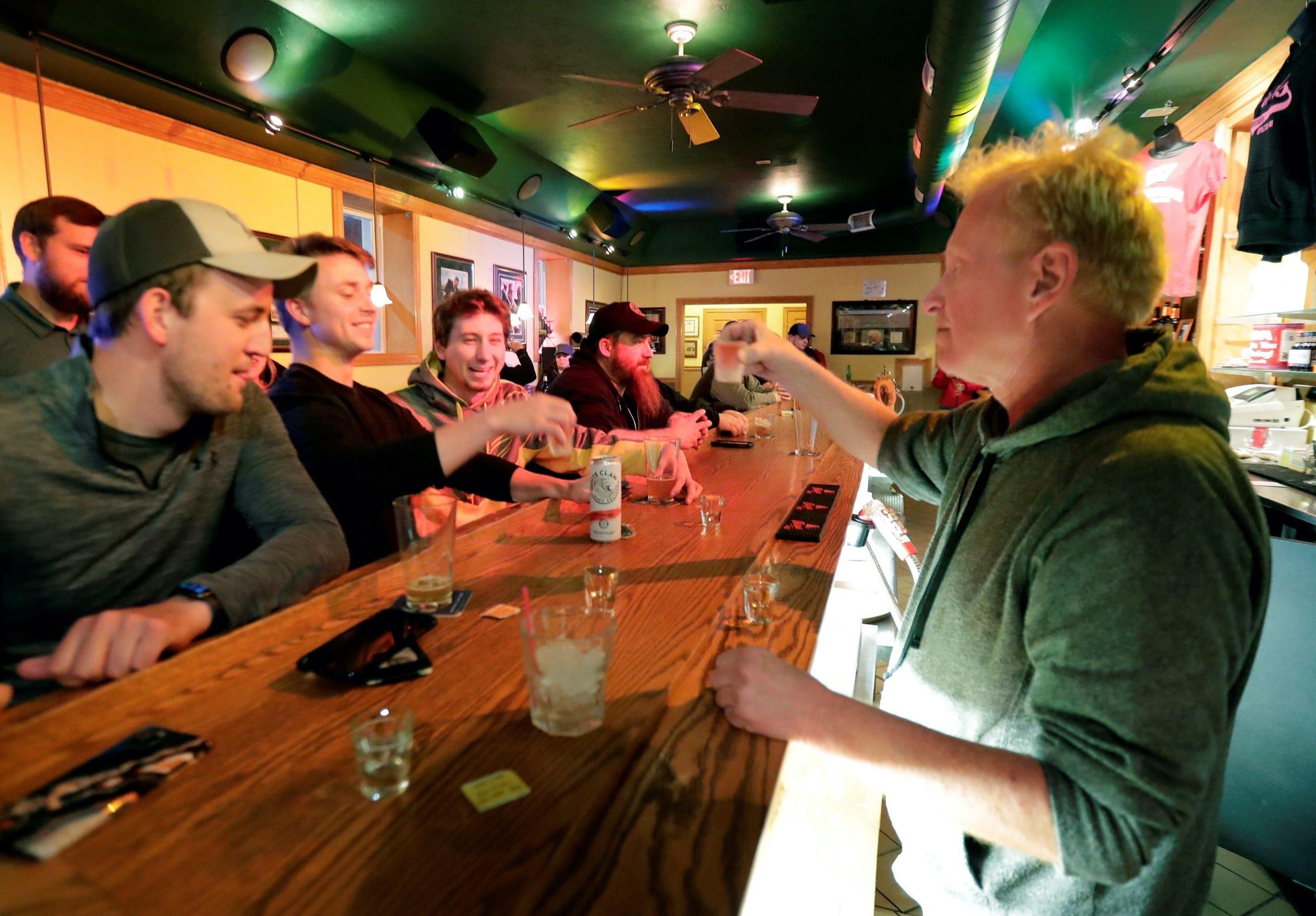 Gente en un bar de Wisconsin tras la reapertura.