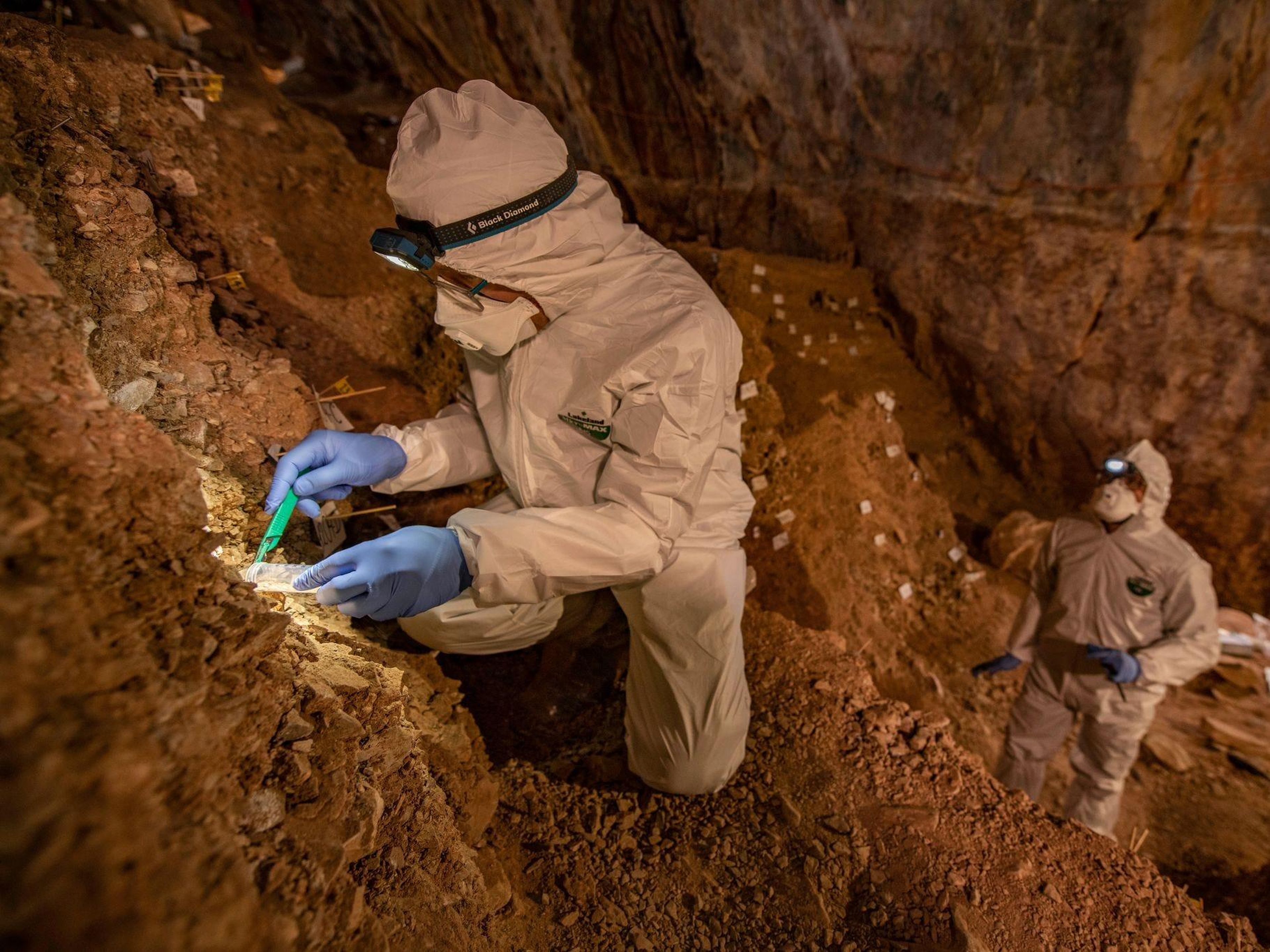 Mikkel Winther Pedersen toma muestras de sedimentos de la cueva Chiquihuite en México, en busca de ADN humano.