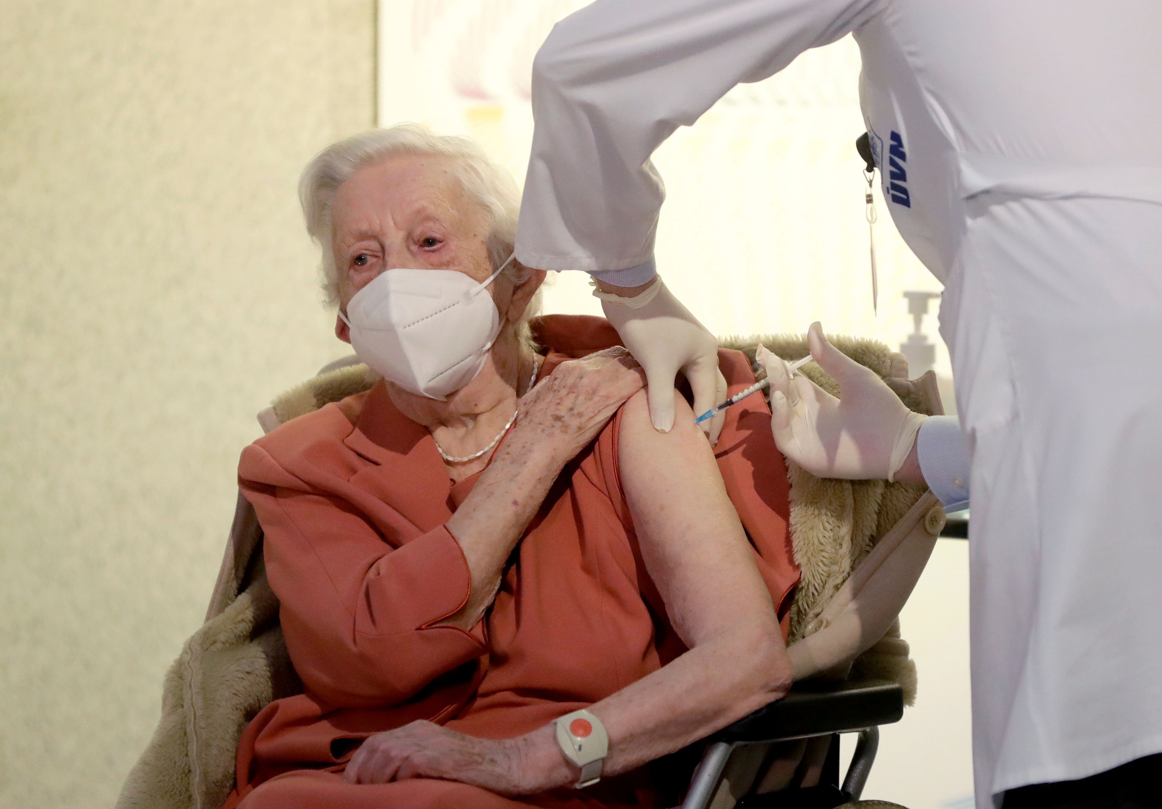 Anciana vacunándose contra el coronavirus
