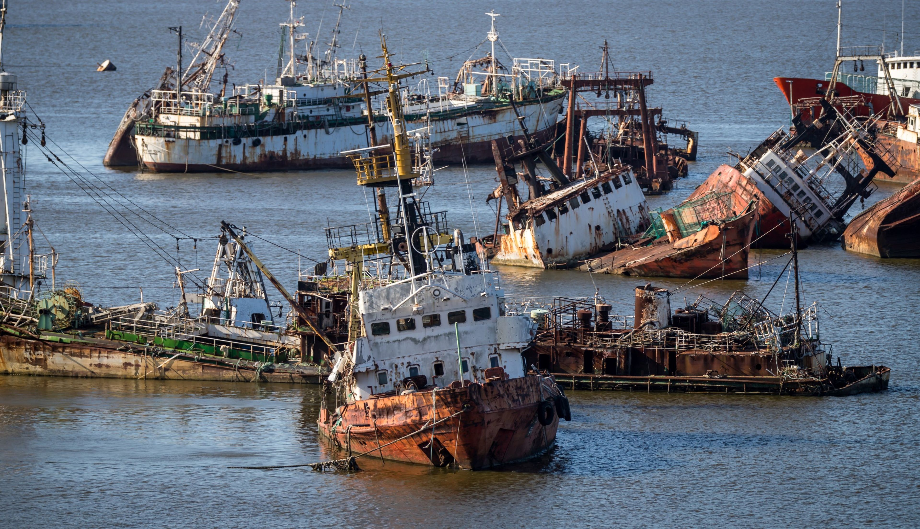 Barcos pesqueros abandonados en el puerto de Montevideo