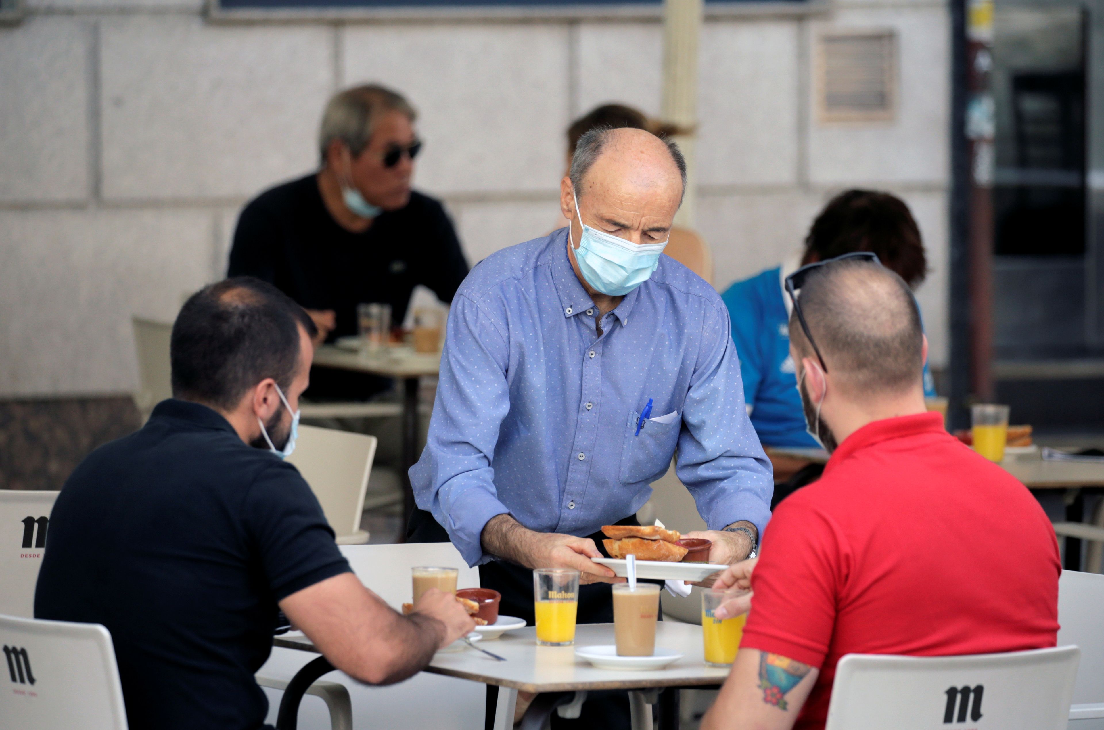 Un camarero sirve en una terraza de Madrid en julio de 2020..