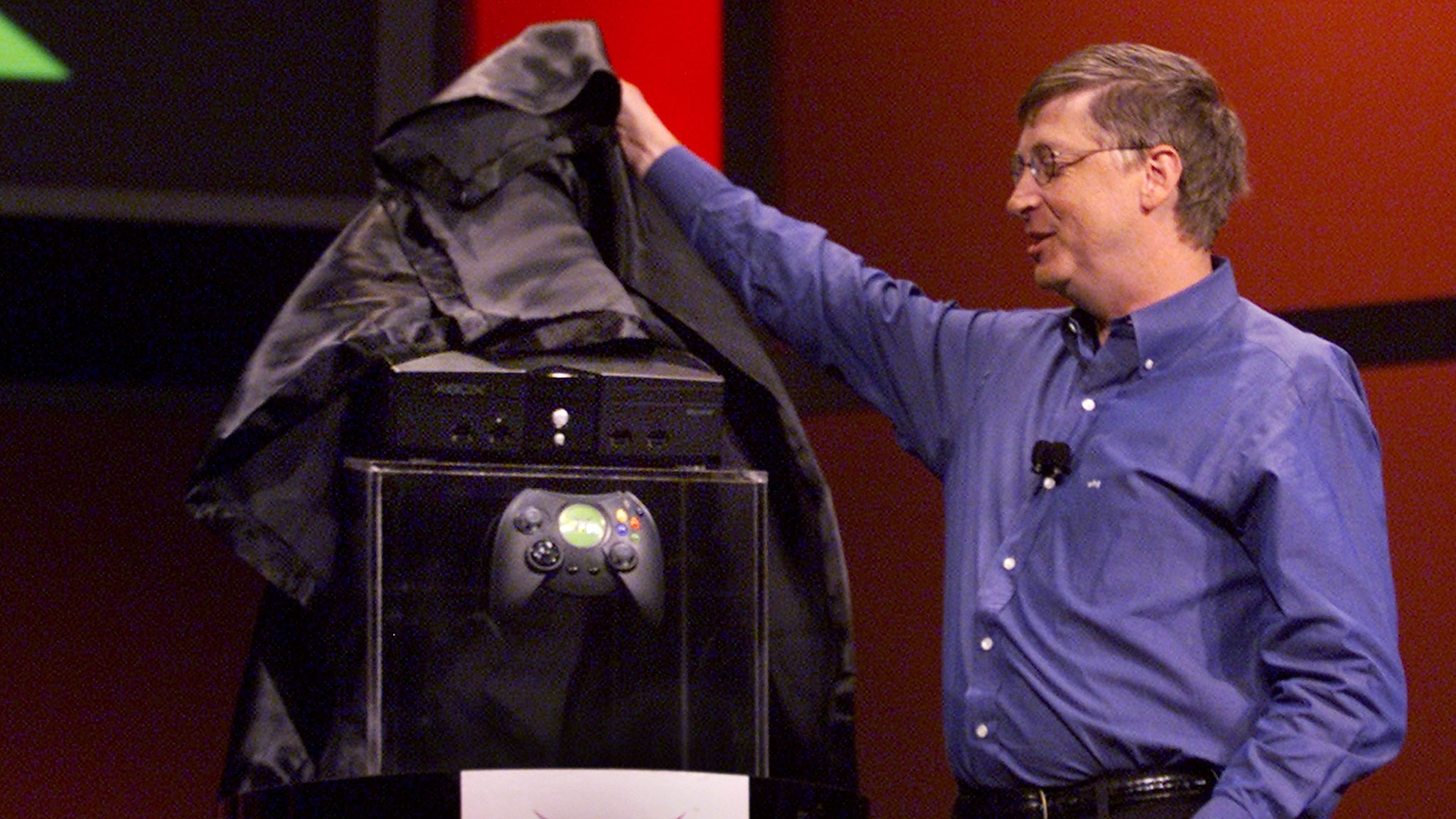 Bill Gates presentando la primera Xbox, en 2001.