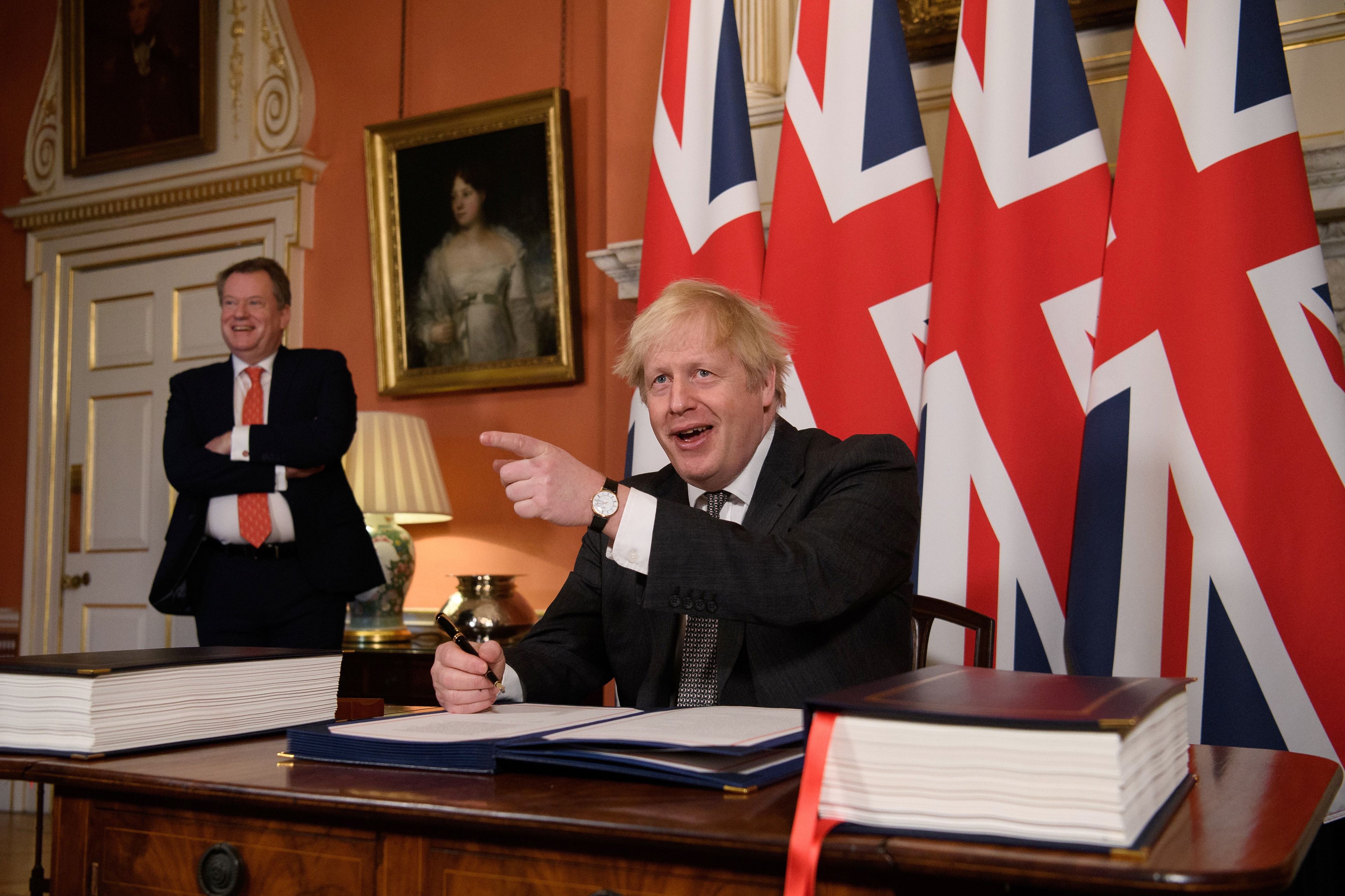 Boris Johnson firma el acuerdo comercial con la UE.