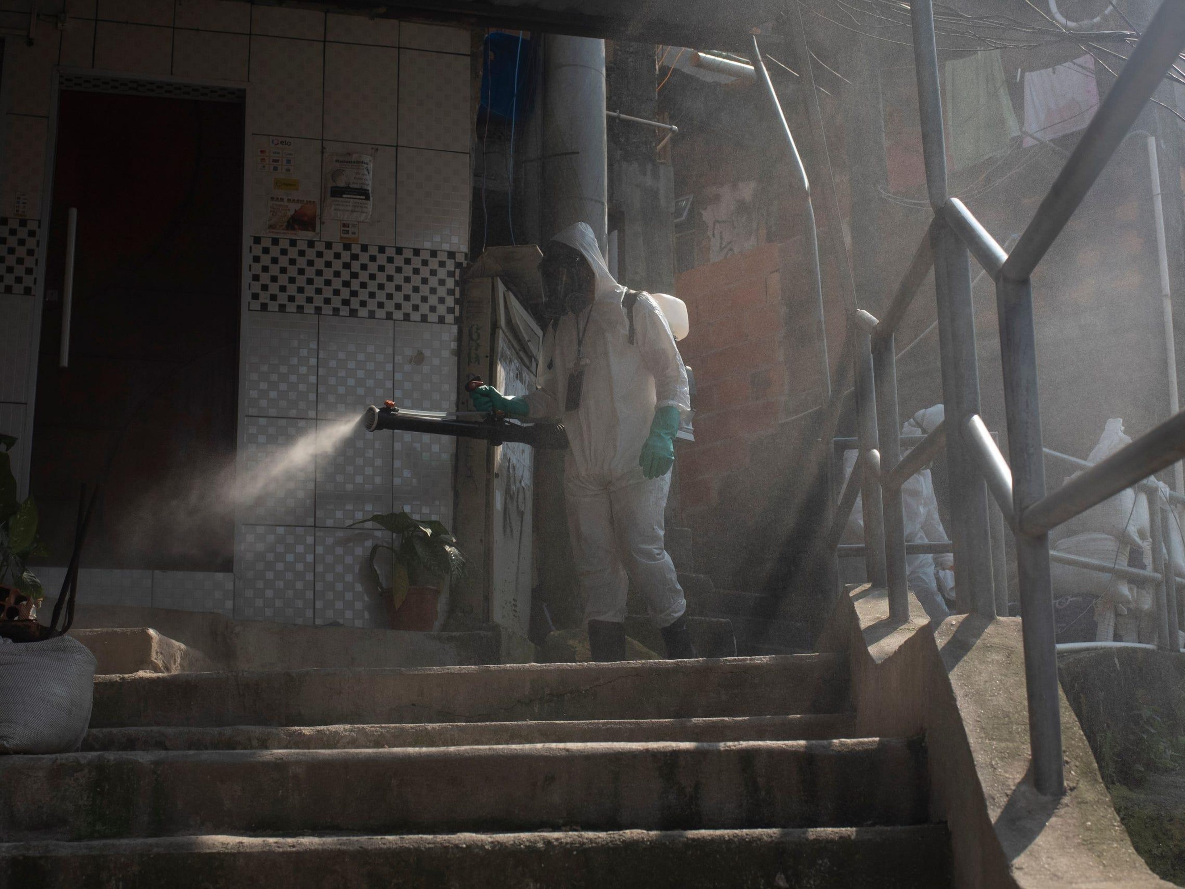 Un trabajador limpia el Botafogo Favela en Río de Janeiro, Brasil.