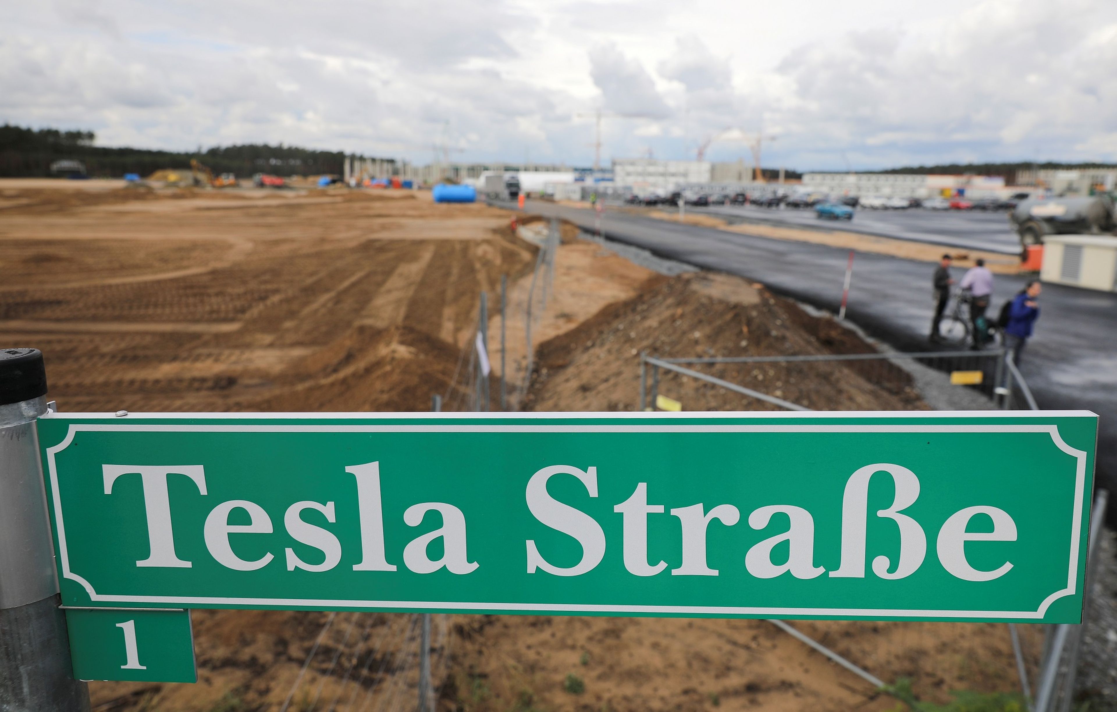 Cartel de la calle 'Tesla Strasse' en las obras de la gigafactoría alemana de Tesla.