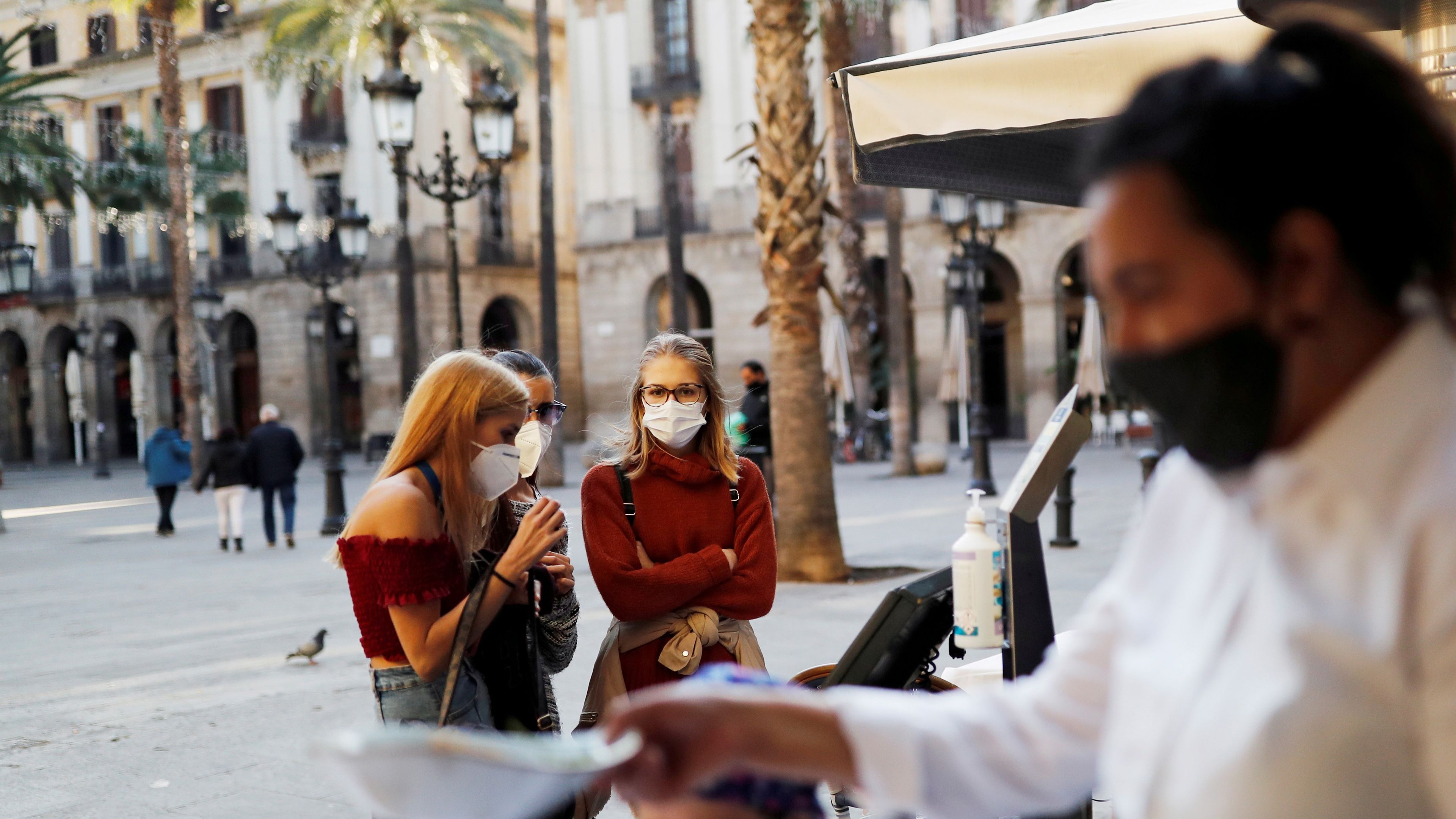 Chicas esperando en la terraza de un bar en Barcelona durante la pandemia de COVID-19.
