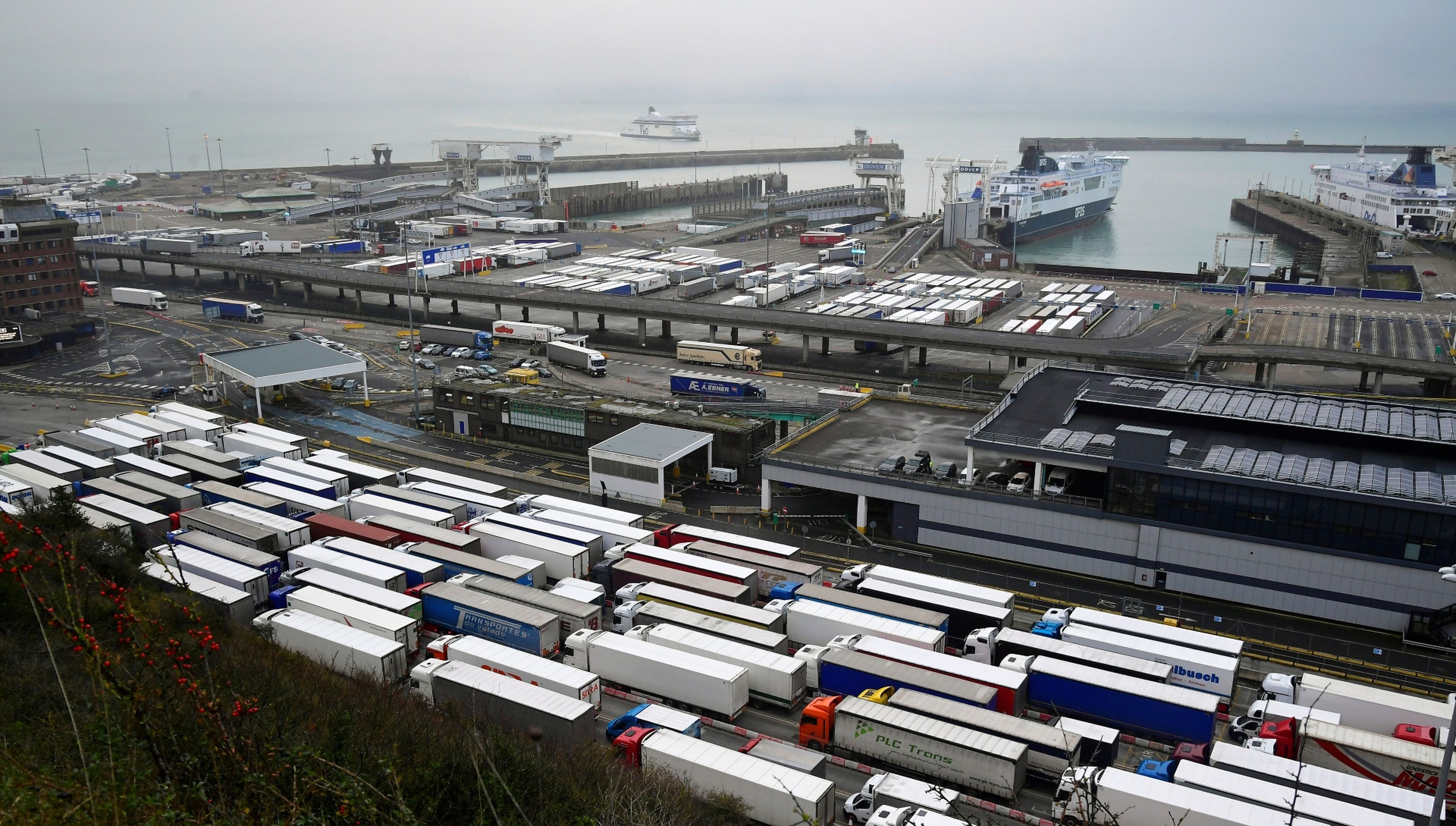 Cientos de camiones esperan para embarcar en el puerto británico de Dover