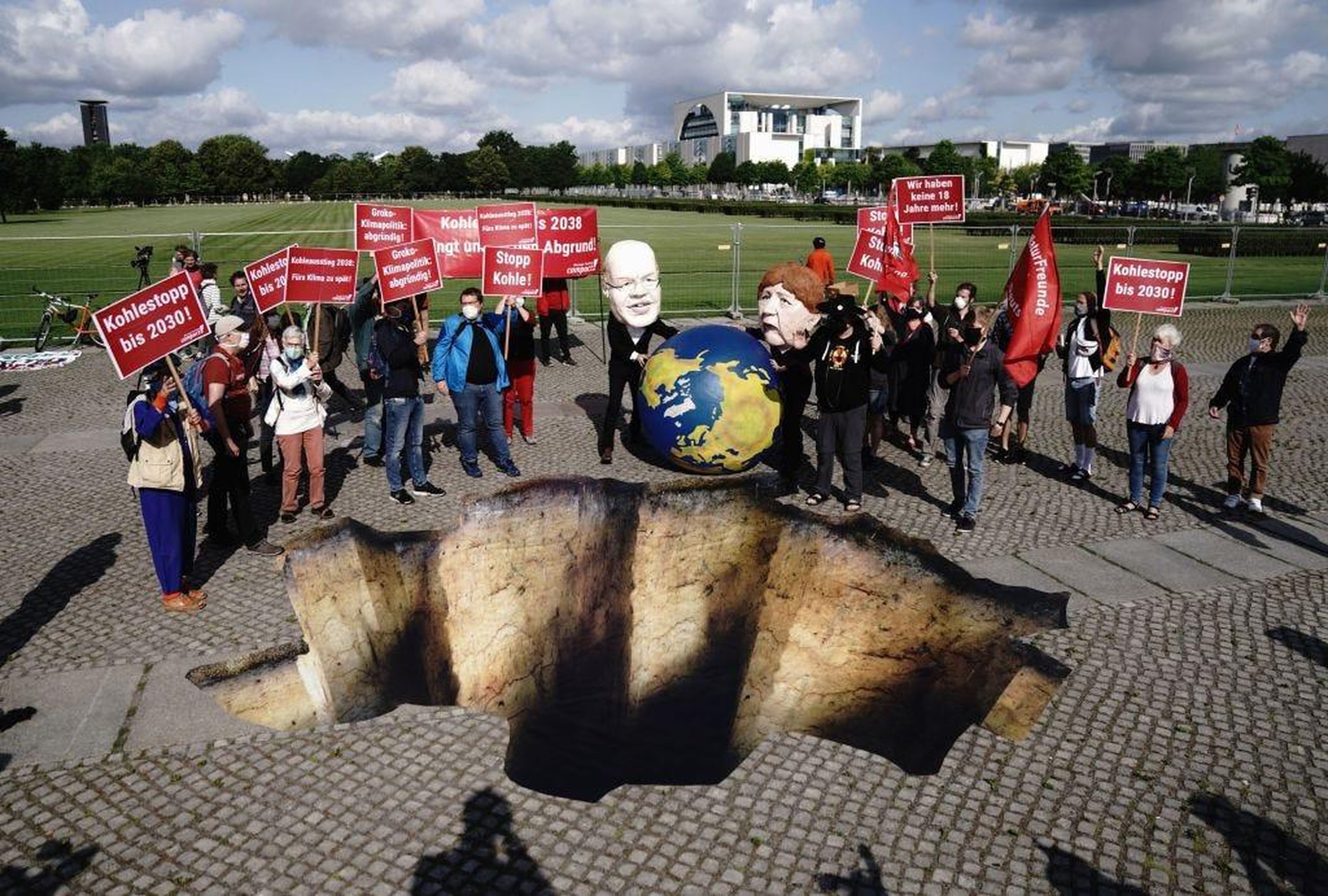 Activistas se manifiestan entre el edificio del Reichstag y la Cancillería Federal en julio.
