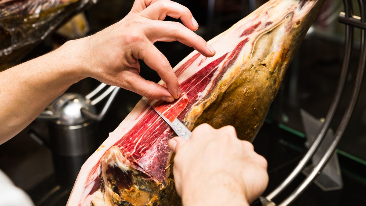 ¿Sale más barato comprar un jamón entero o en lonchas?