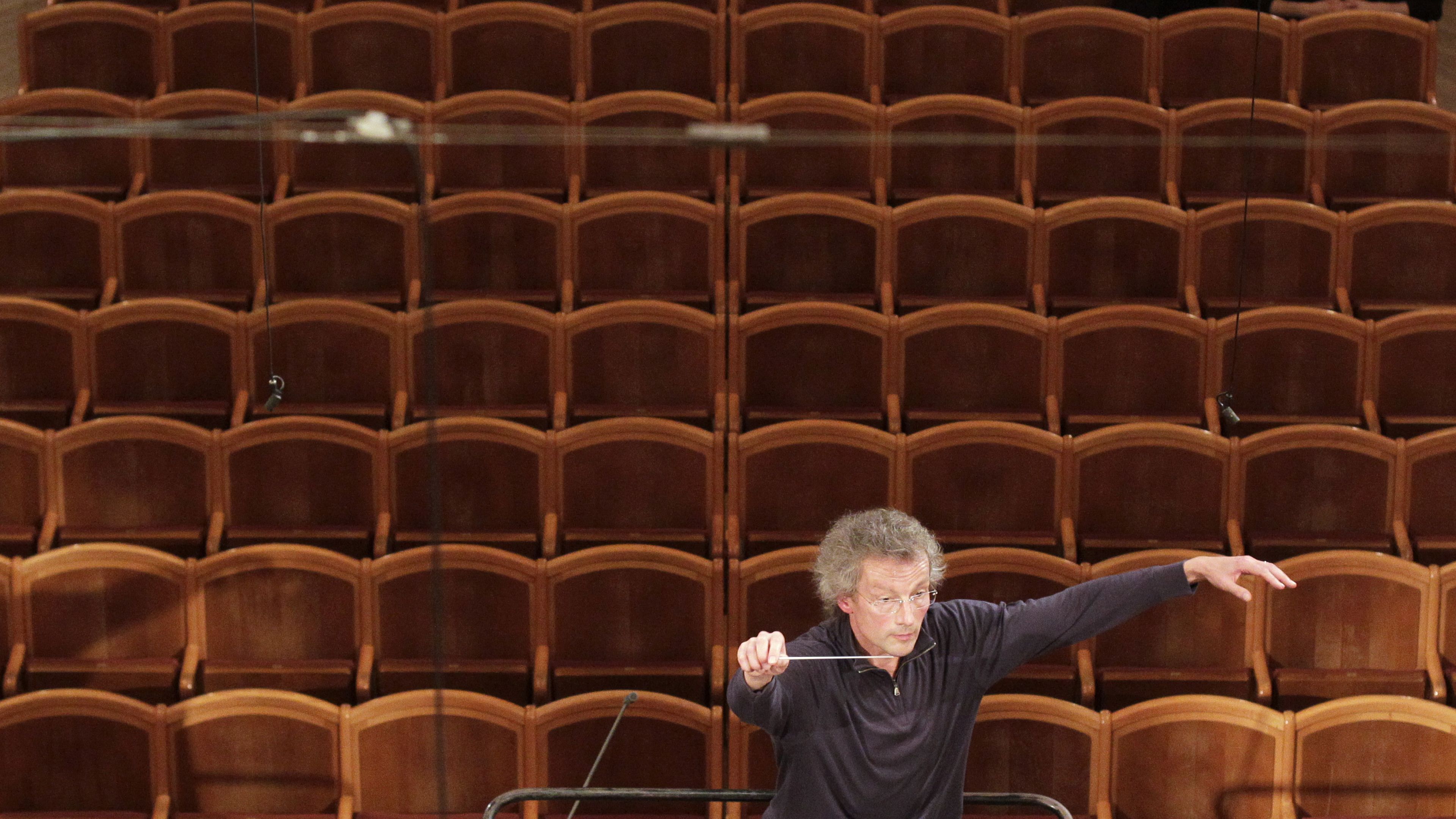Franz Welser-Moest dirige la Orquesta Filarmónica de Viena durante un ensayo del Concierto de Año Nuevo el 27 de diciembre de 2012.
