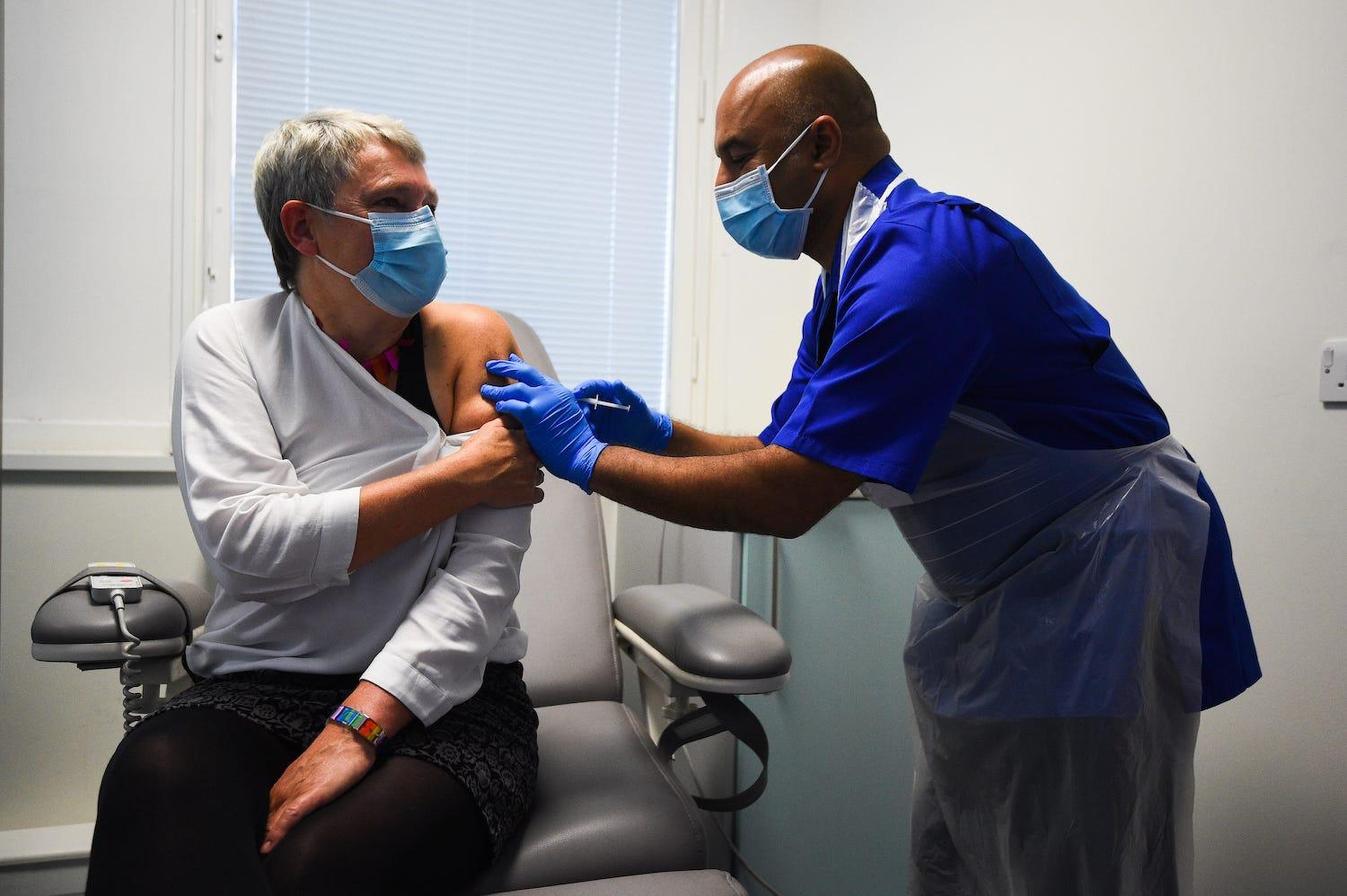 Un voluntario recibe una vacuna del coronavirus en Reino Unido.
