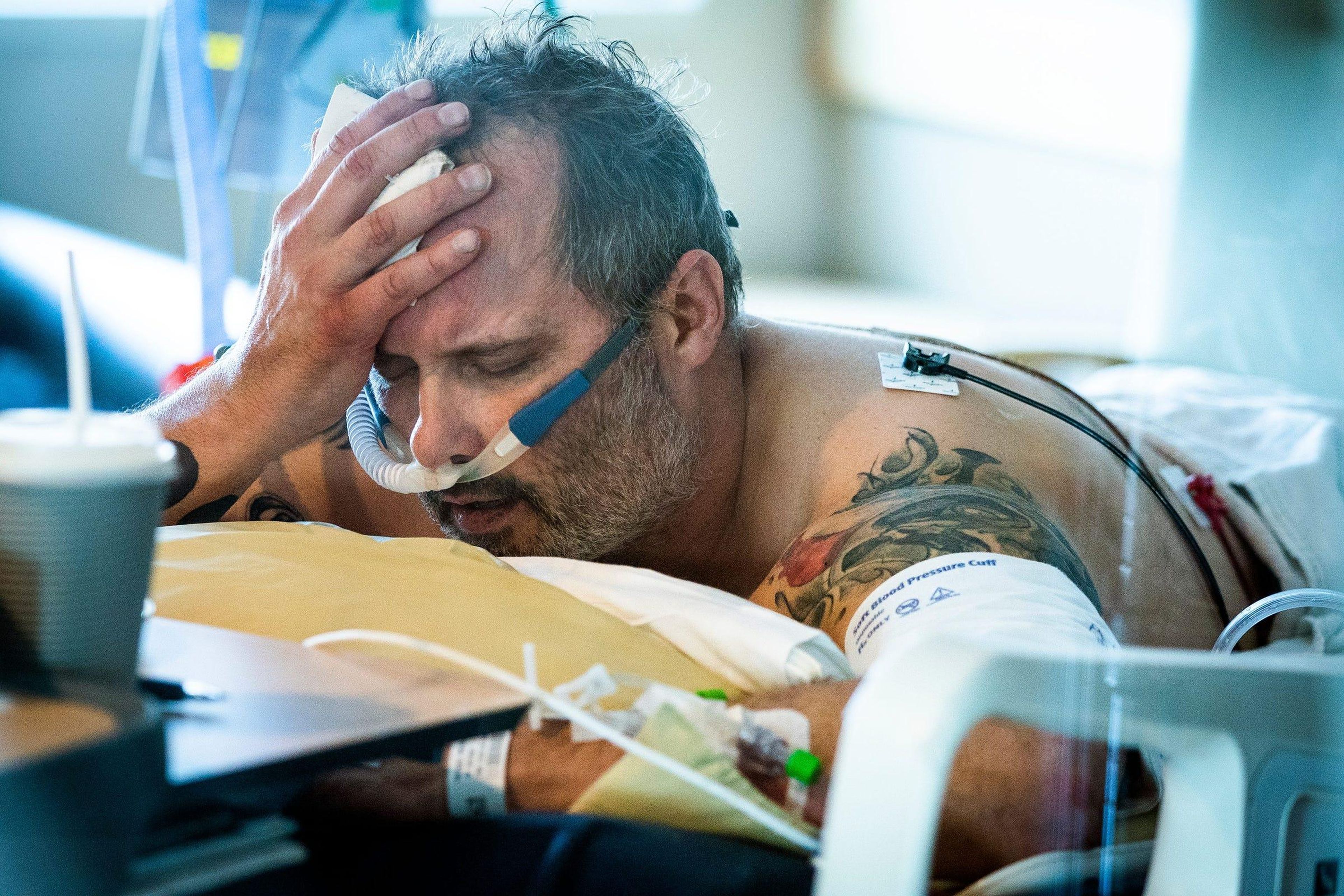 Michael Wright, paciente de COVID-19, yacía en su cama en la UCI del Hospital Regions en St. Paul el 19 de noviembre.