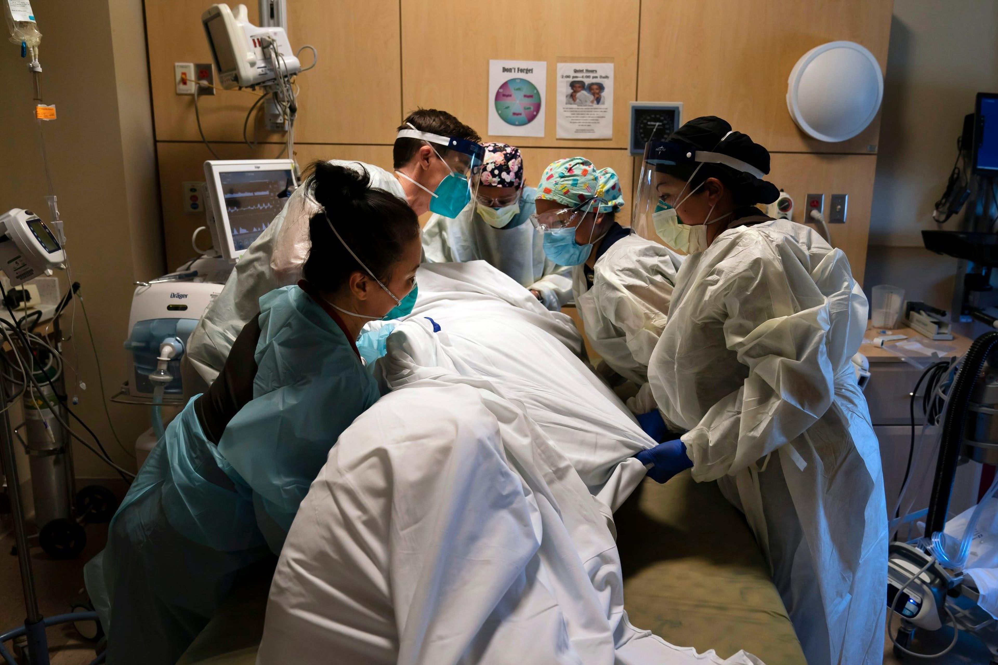 El personal médico colocando boca abajo a un paciente con COVID-19 en el Providence Holy Cross Medical Center en la sección Mission Hills de Los Ángeles el 19 de noviembre de 2020.