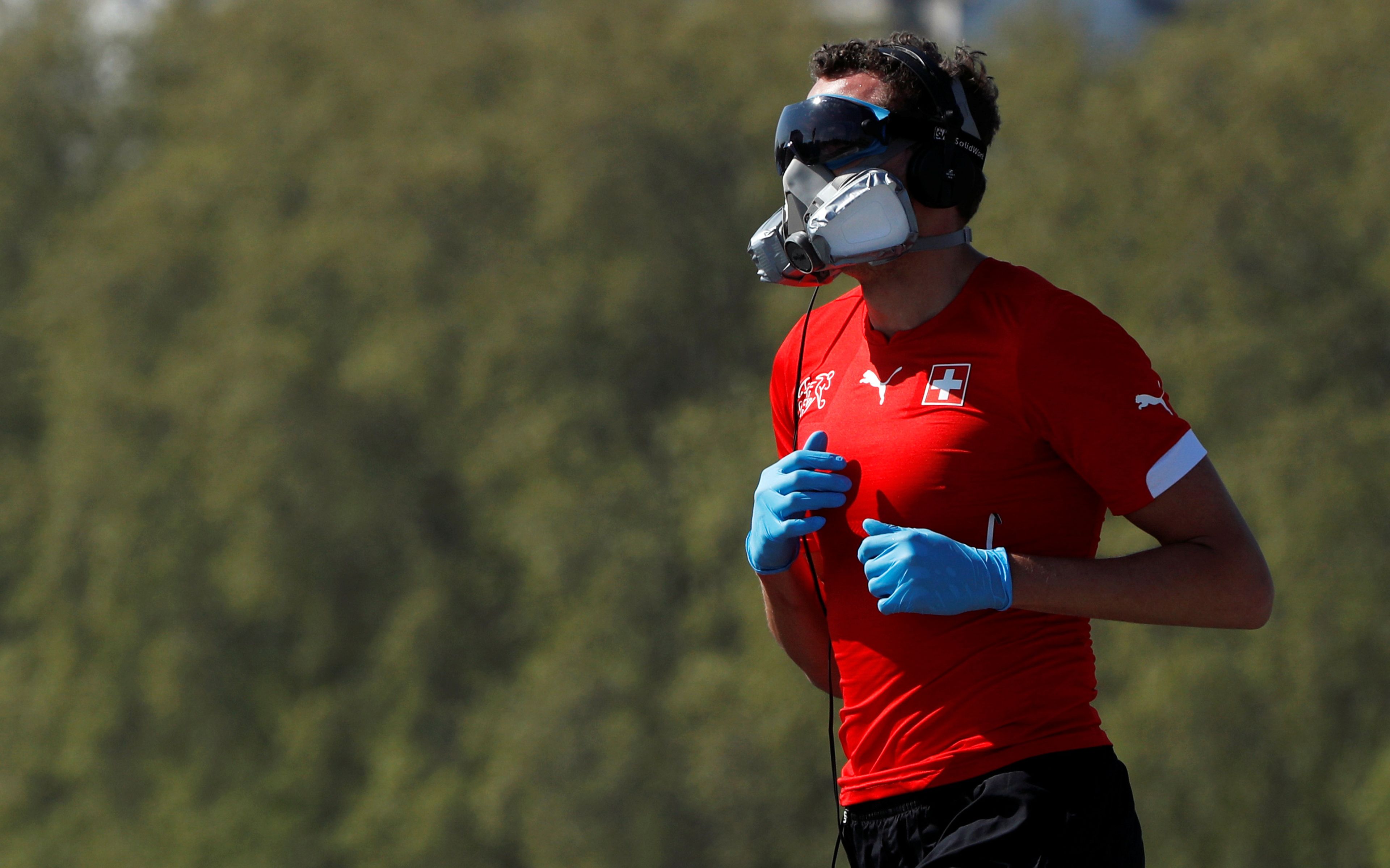 Deportista corre con máscara y guantes.