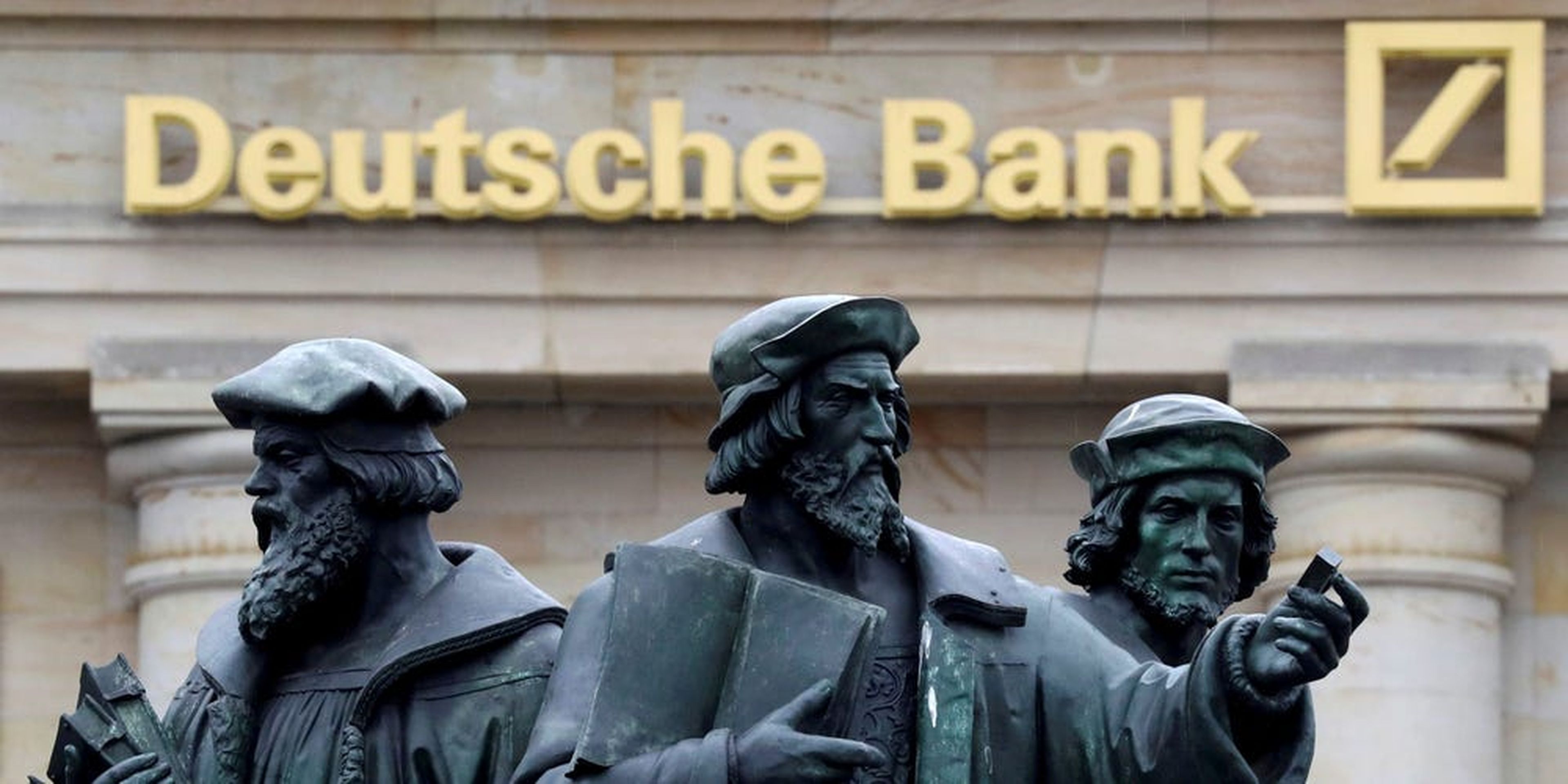 Una estatua junto al logotipo del Deutsche Bank de Alemania en Frankfurt.