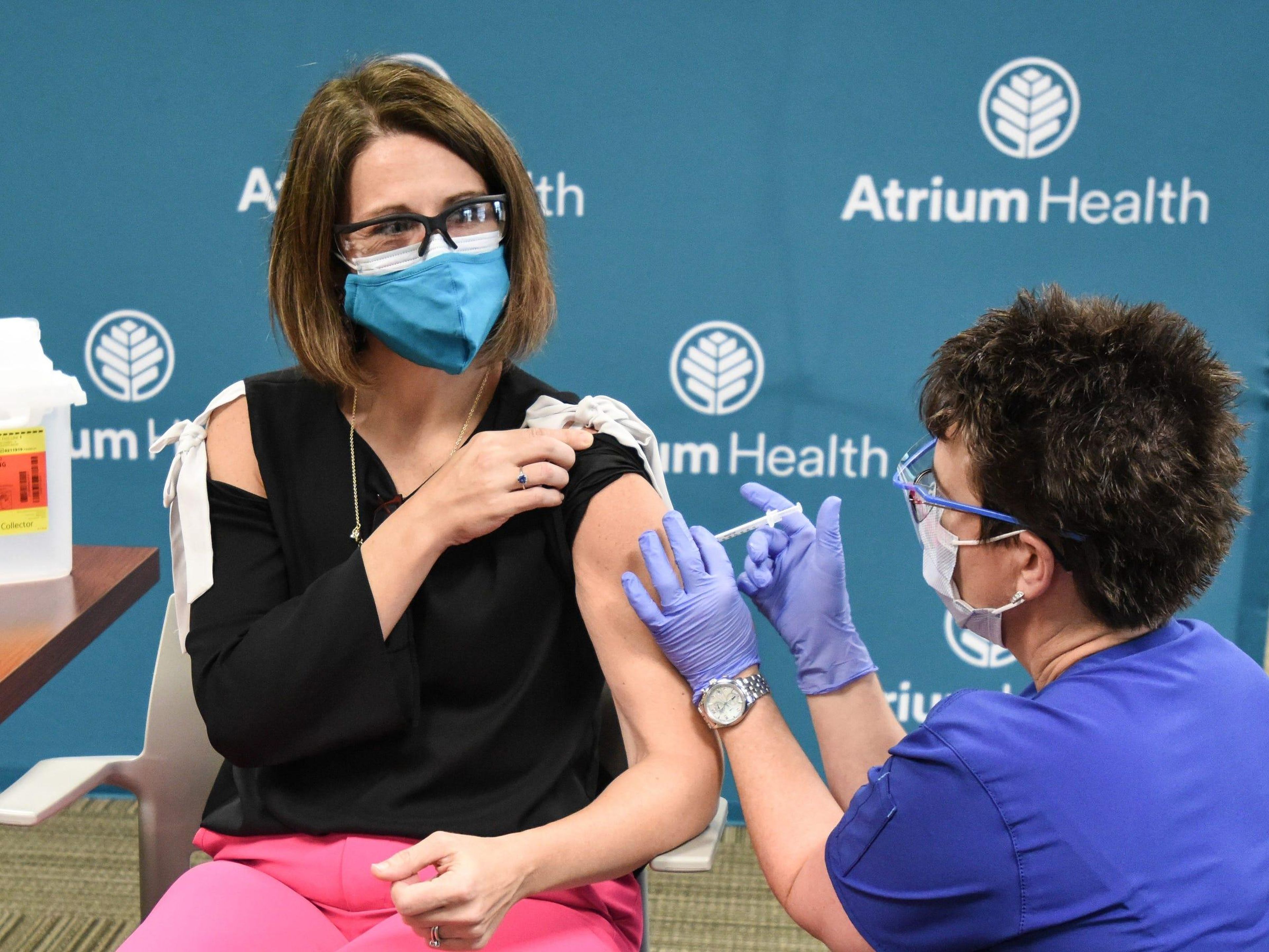 La doctora Katie Passaretti recibiendo la vacuna el 14 de diciembre.