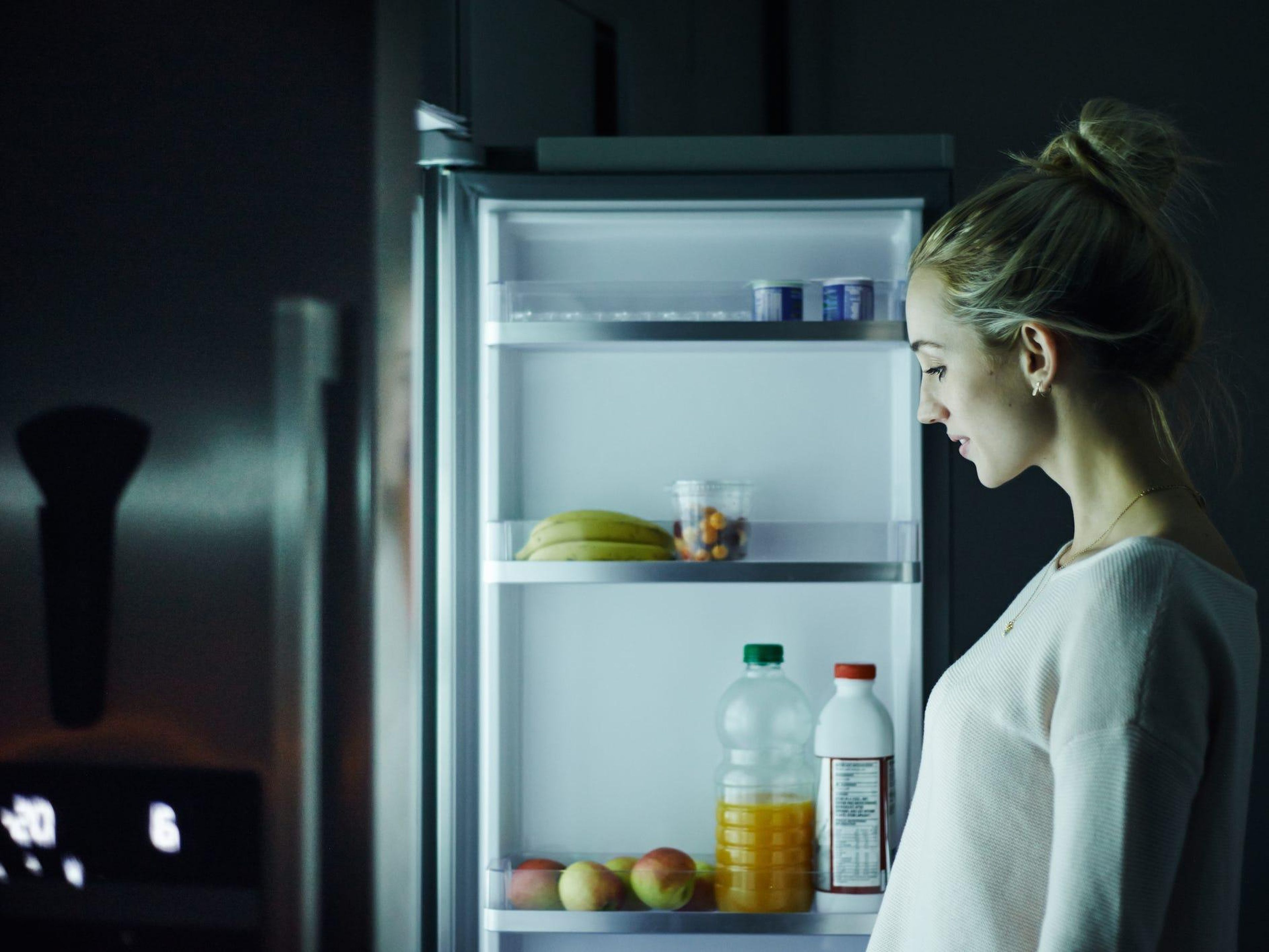 Ночной голод. Девушка у холодильника ночью. Мужик ночью у холодильника. Около холодильника. Девушка возле холодильника.