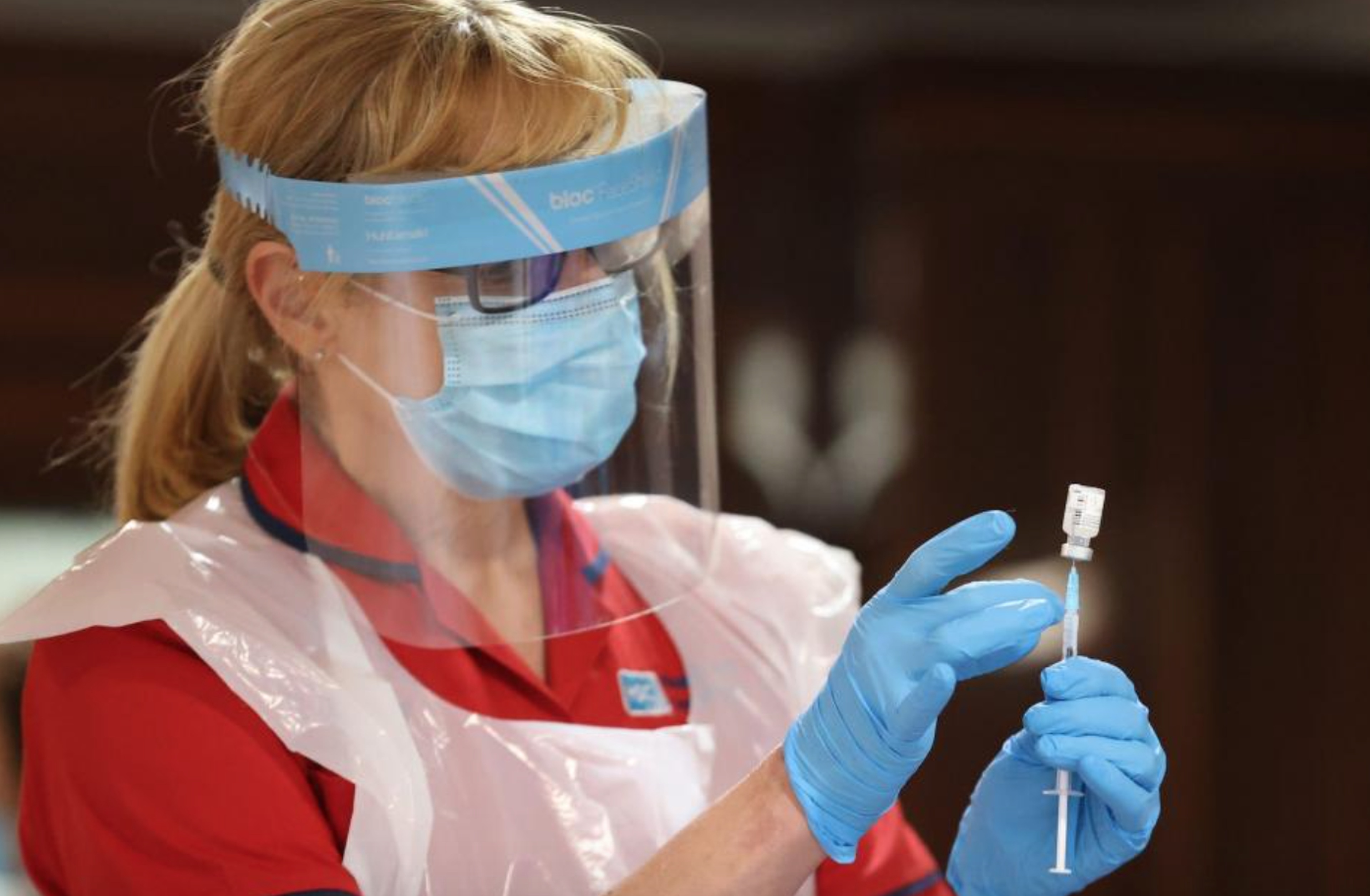 Una enfermera se prepara para inyectar al personal la vacuna COVID-19 de Pfizer/BioNtech