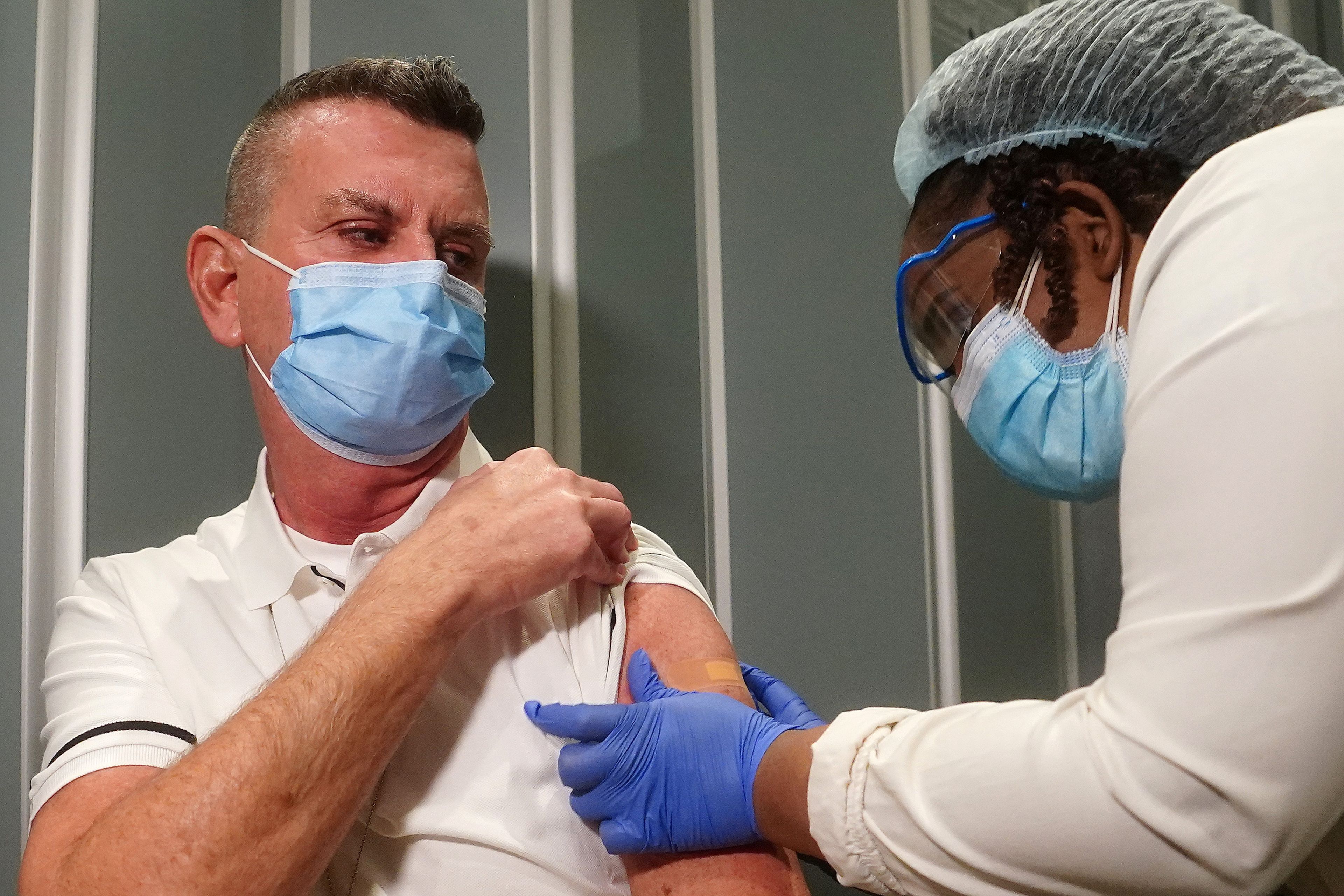 Un enfermero recibe una de las primeras vacunas de Pfizer en Estados Unidos