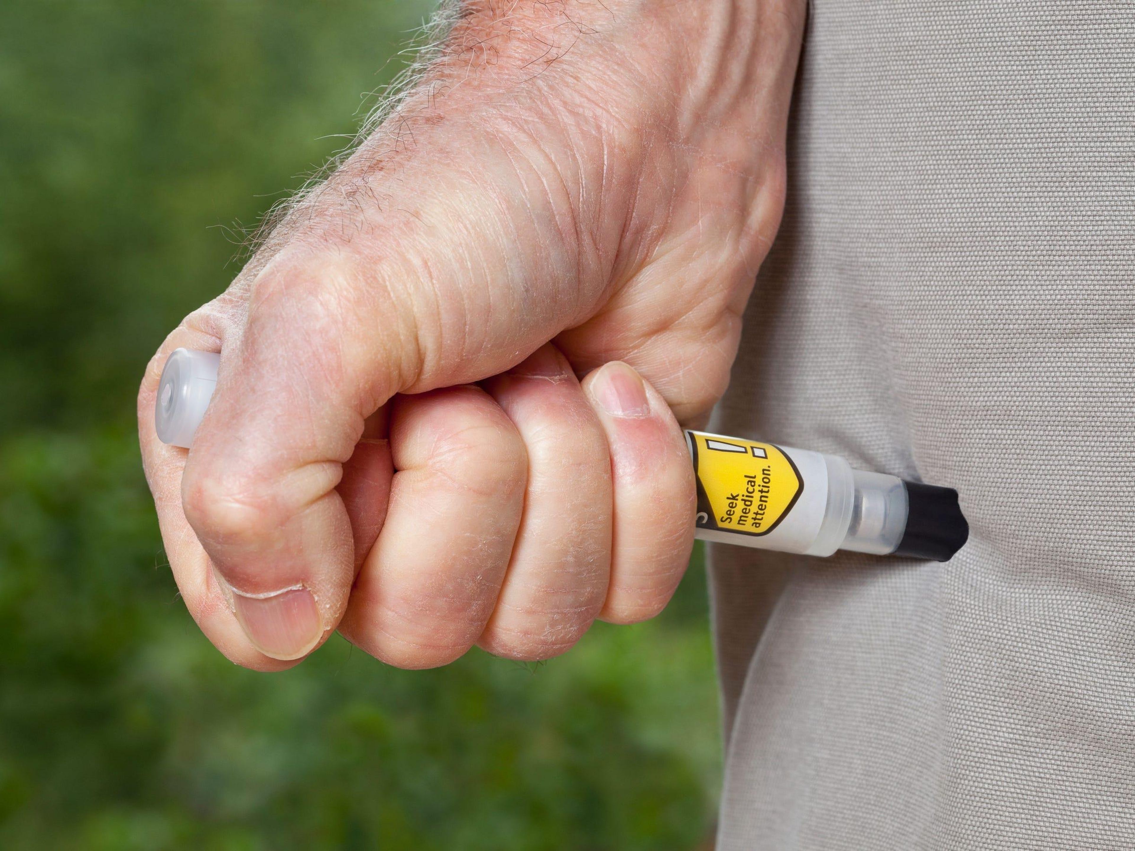 Un EpiPen se puede usar en una emergencia para tratar el shock anafiláctico inyectando epinefrina a través de la ropa.