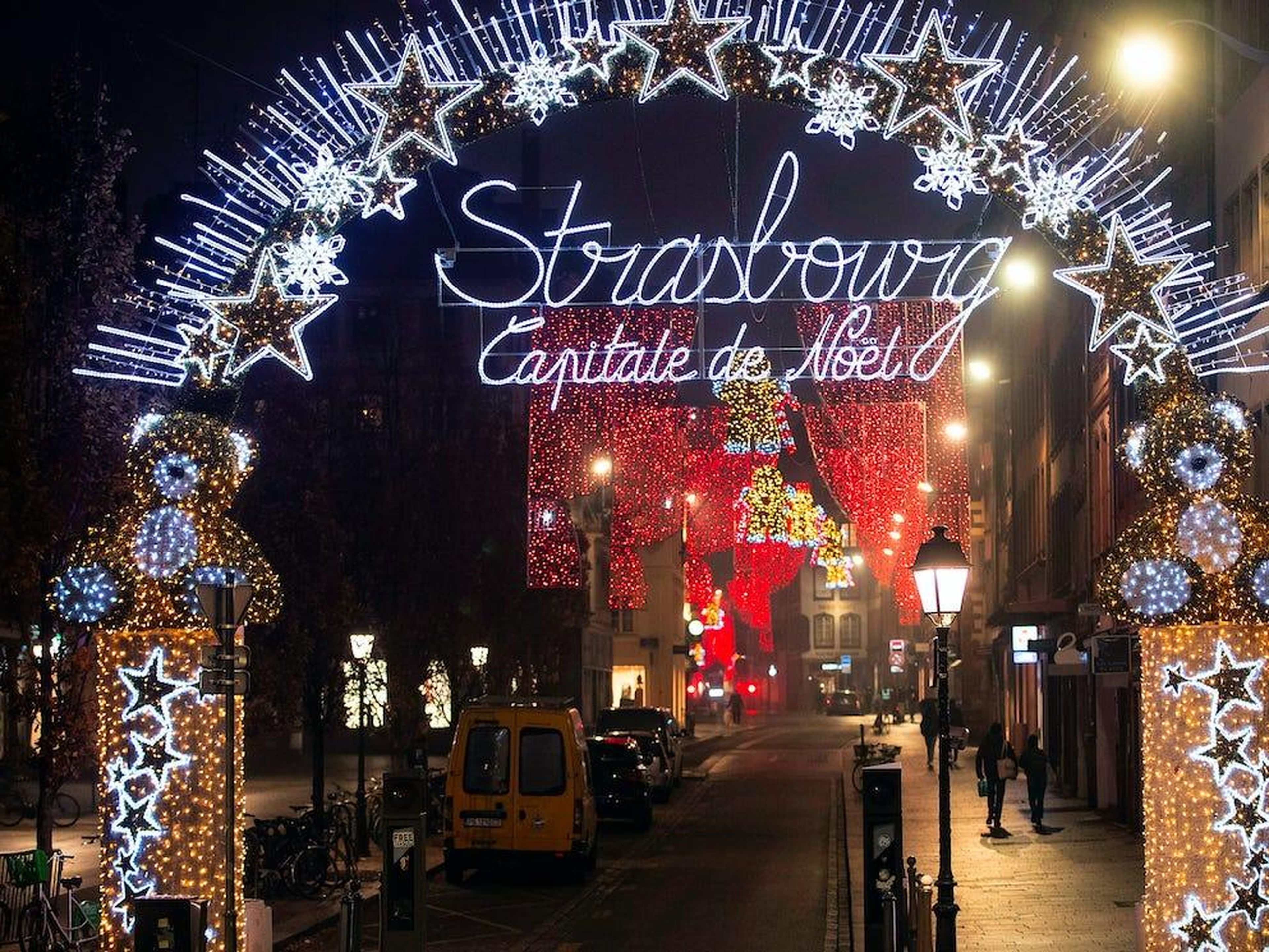 Una calle decorada para la Navidad en Estrasburgo, Francia, el 27 de noviembre de 2020.