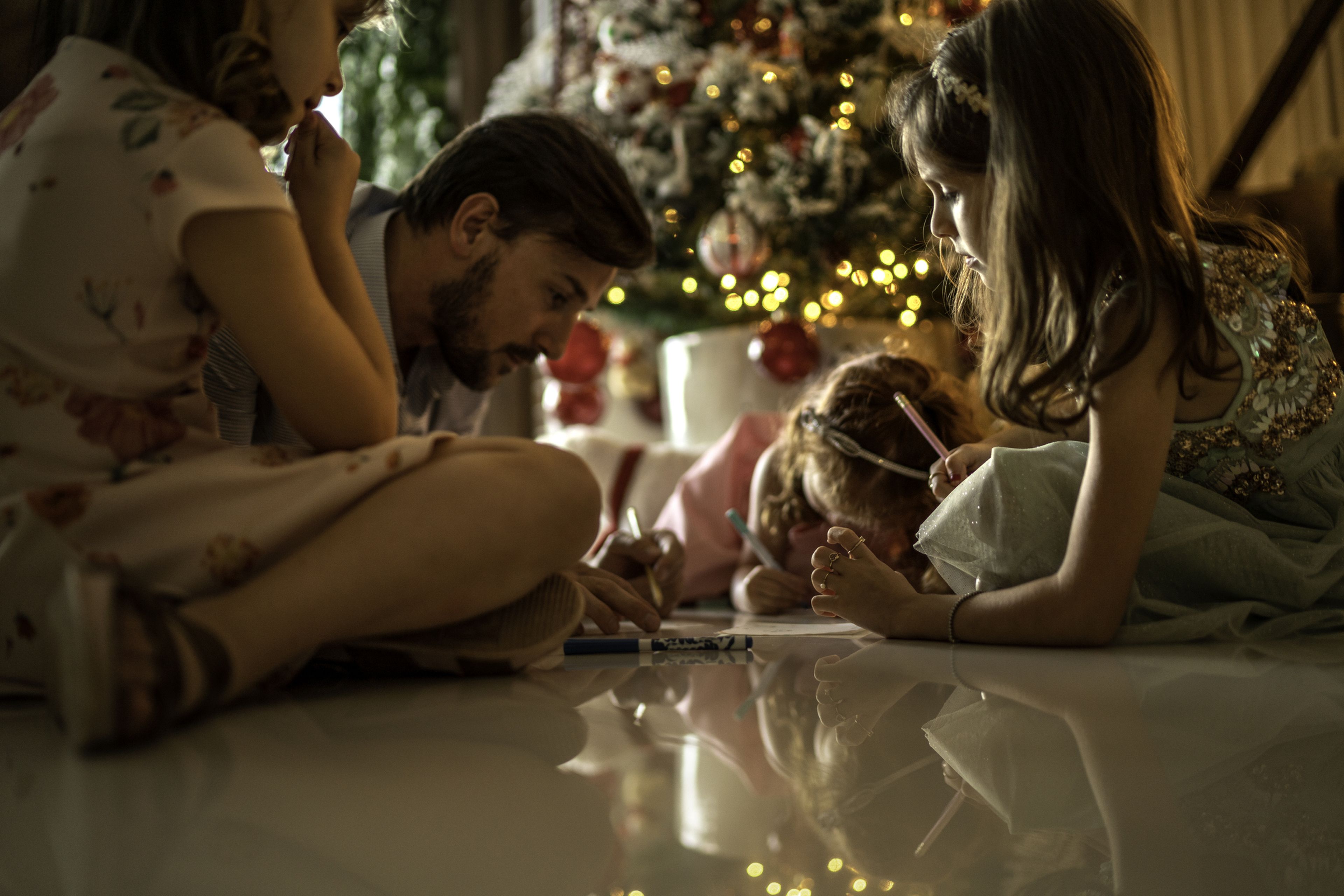 Familia escribiendo carta a los Reyes Magos en Navidad