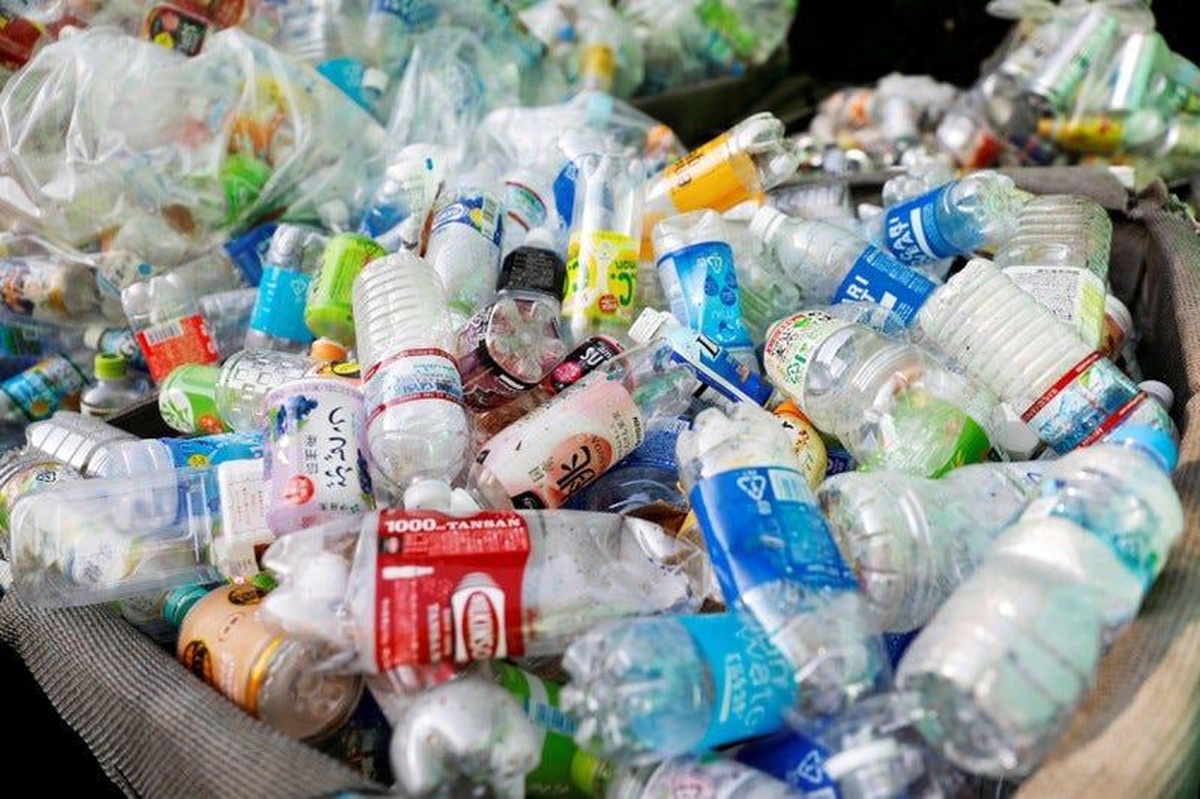 Botellas de plástico usadas en un punto de recolección de residuos en Tokio, Japón, 21 de noviembre de 2018.