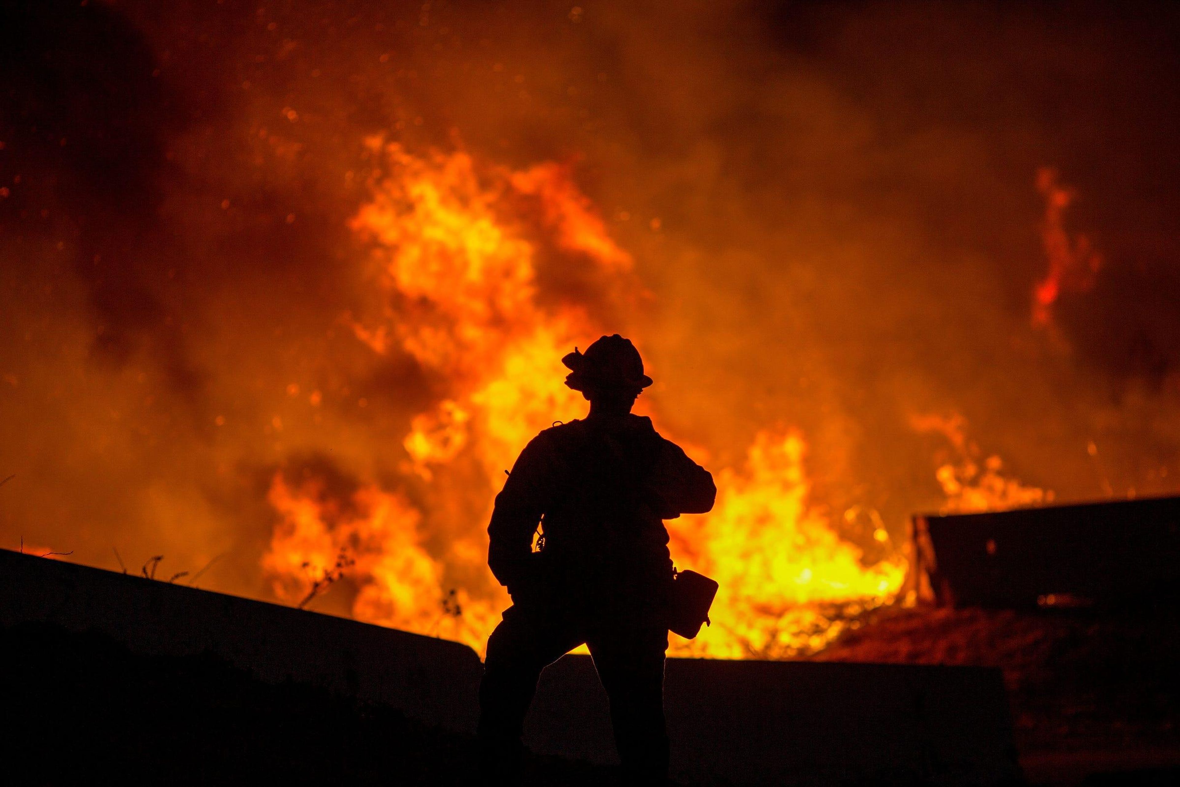 Un bombero en Yorba Linda, California.