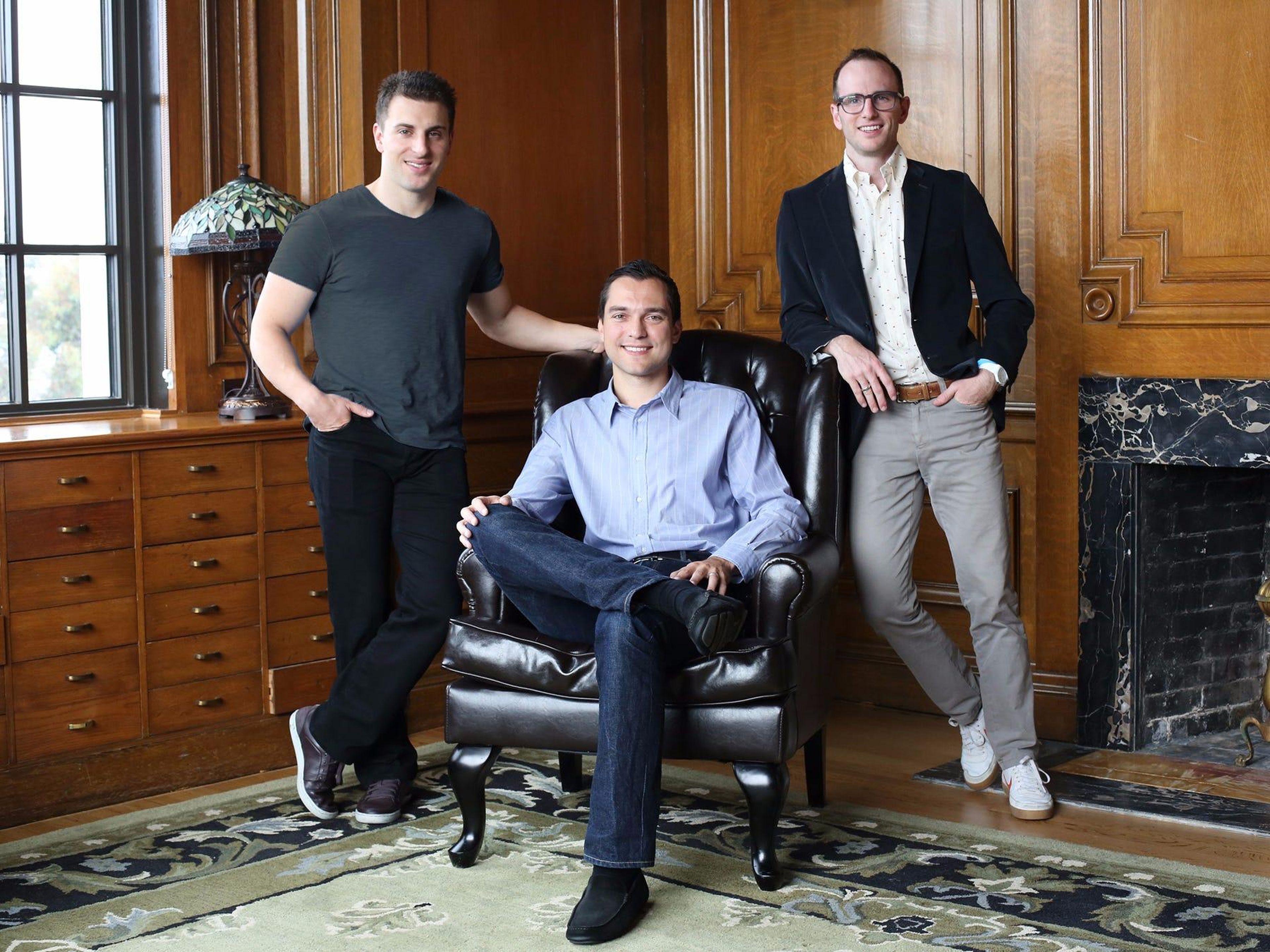 De izquierda a derecha: los cofundadores de Airbnb, Brian Chesky, Nathan Blecharczyk y Joe Gebbia.