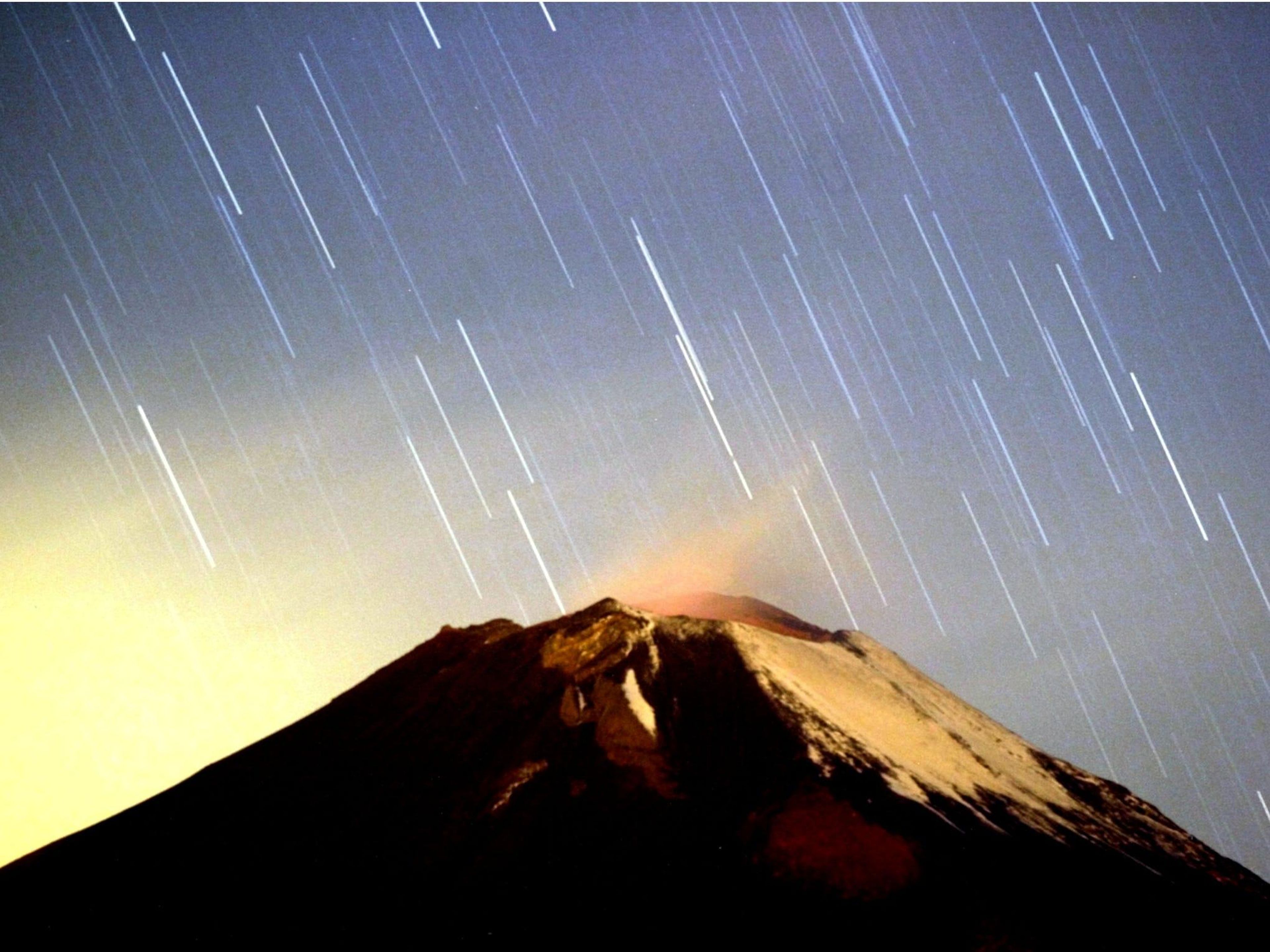 La lluvia de estrellas de las Gemínidas ilumina el cielo sobre el volcán mexicano Popocatépetl en el estado de Puebla, el 14 de diciembre de 2004.