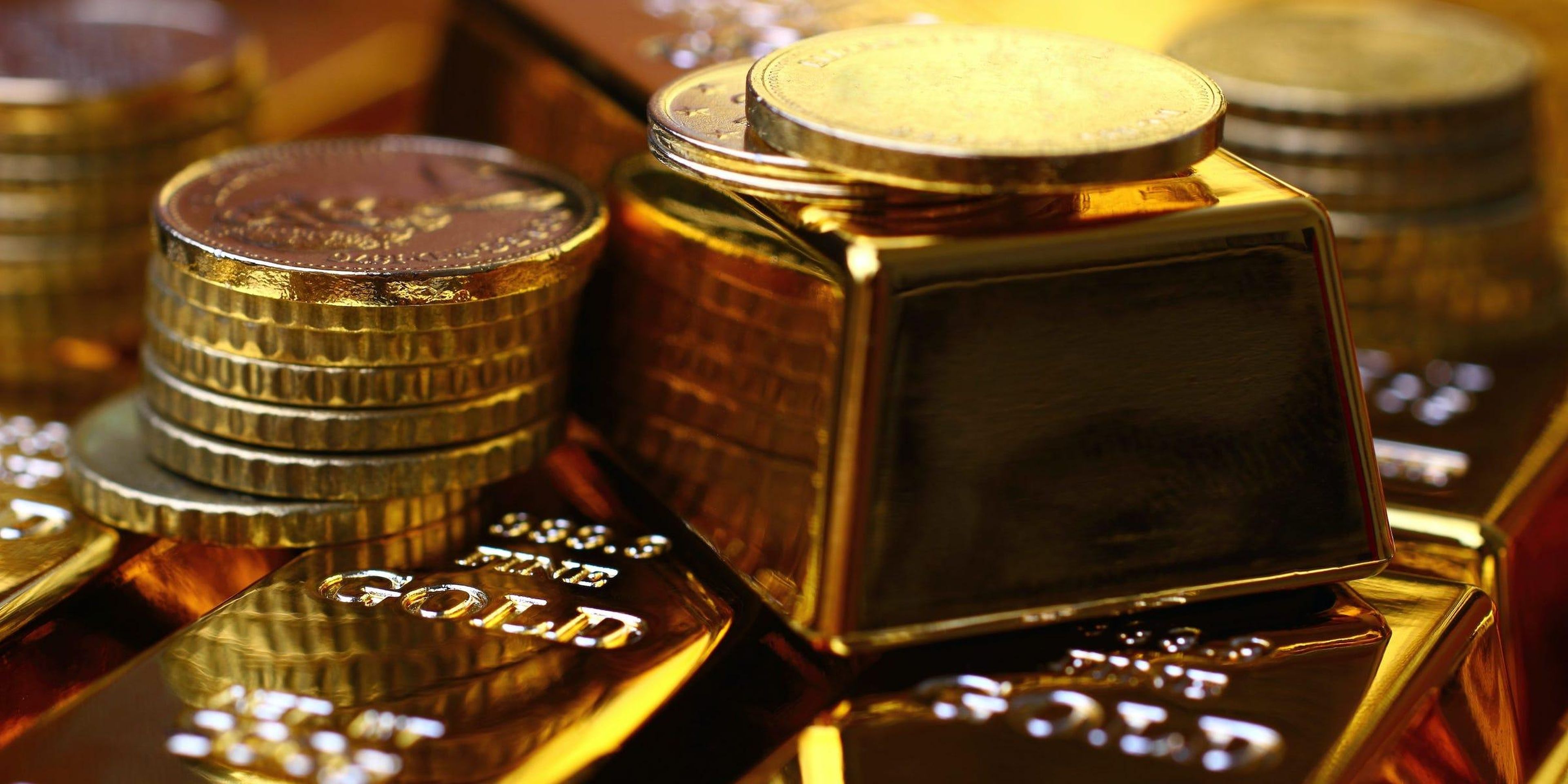 Las monedas y lingotes son la forma "más pura" de invertir en oro, pero pueden ser caros y cuesta venderlos.