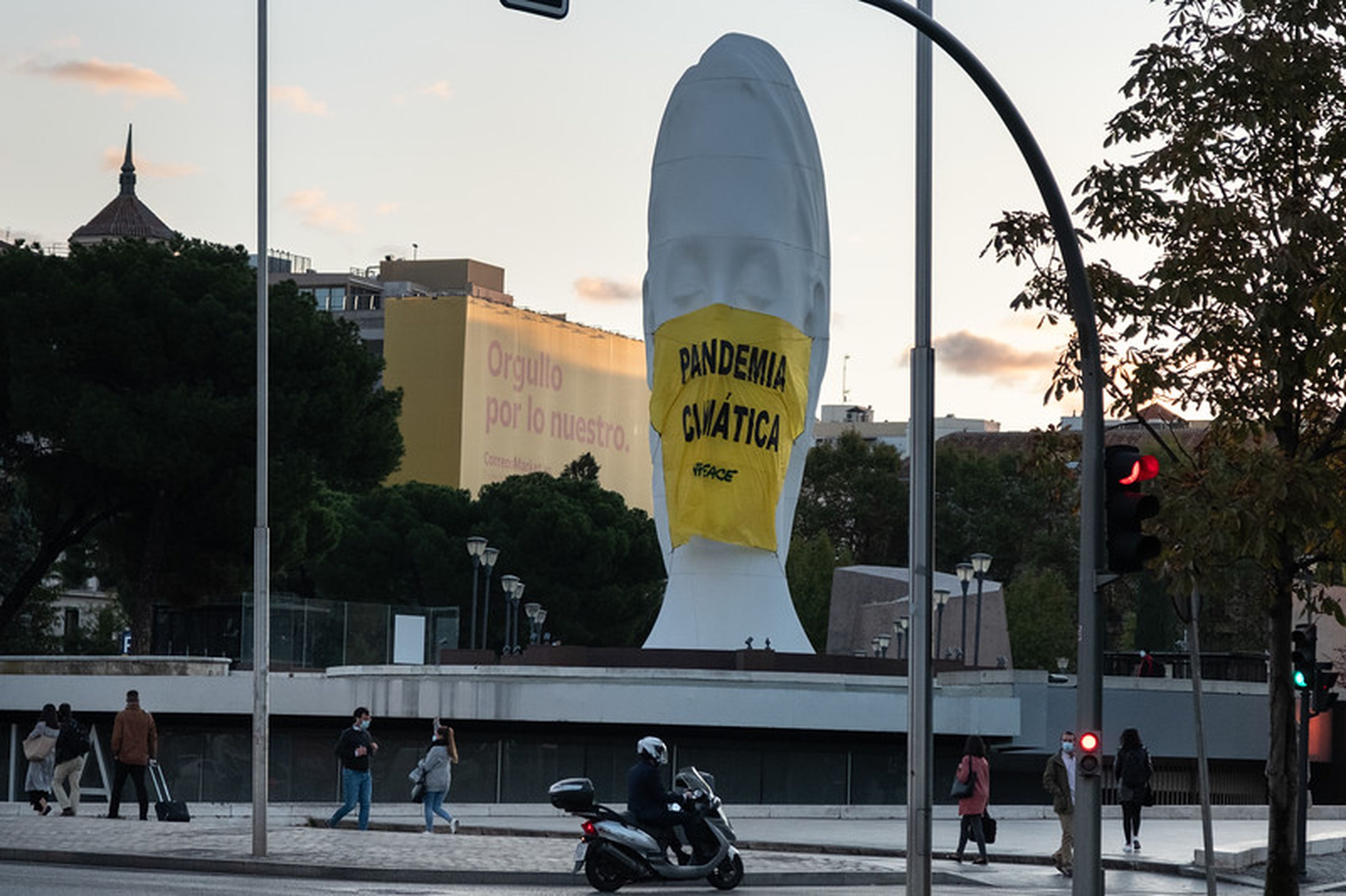 Greenpeace colocó una mascarilla gigante en la plaza Colón de Madrid (Greenpeace España)