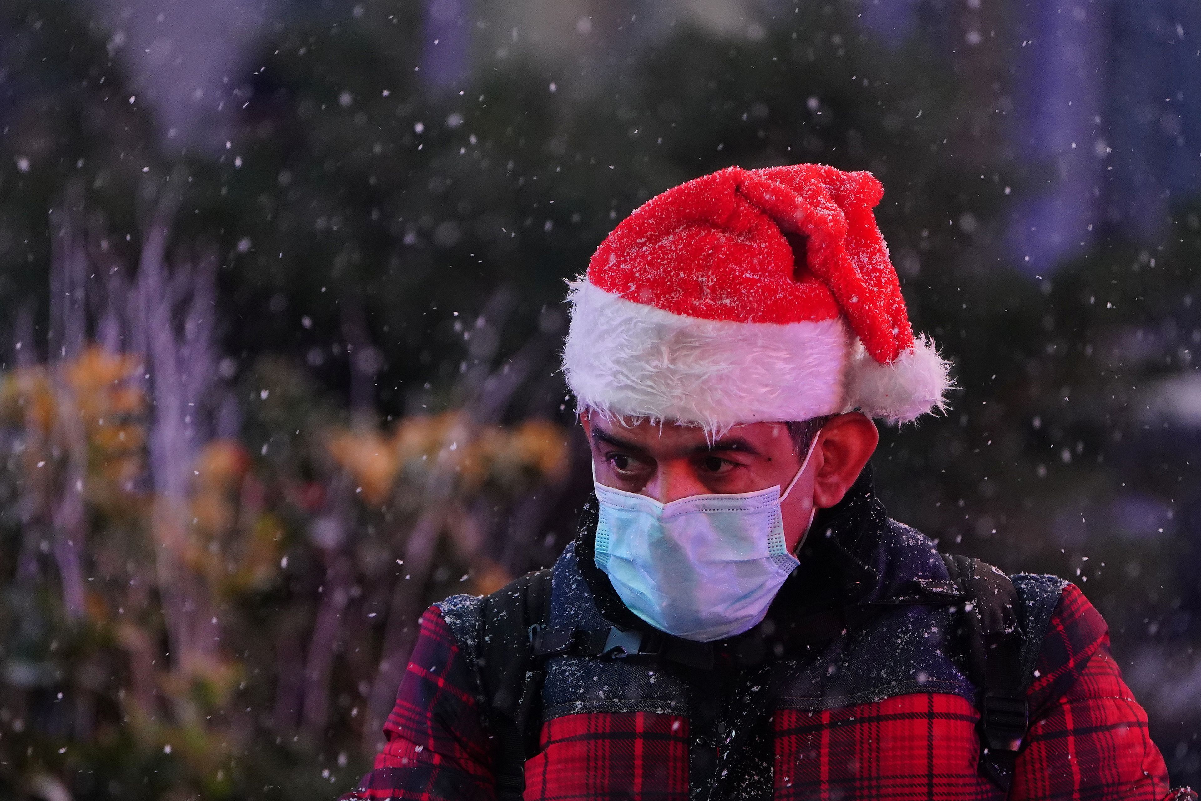 Hombre con gorro de Papá Noel, durante la Navidad en pandemia.