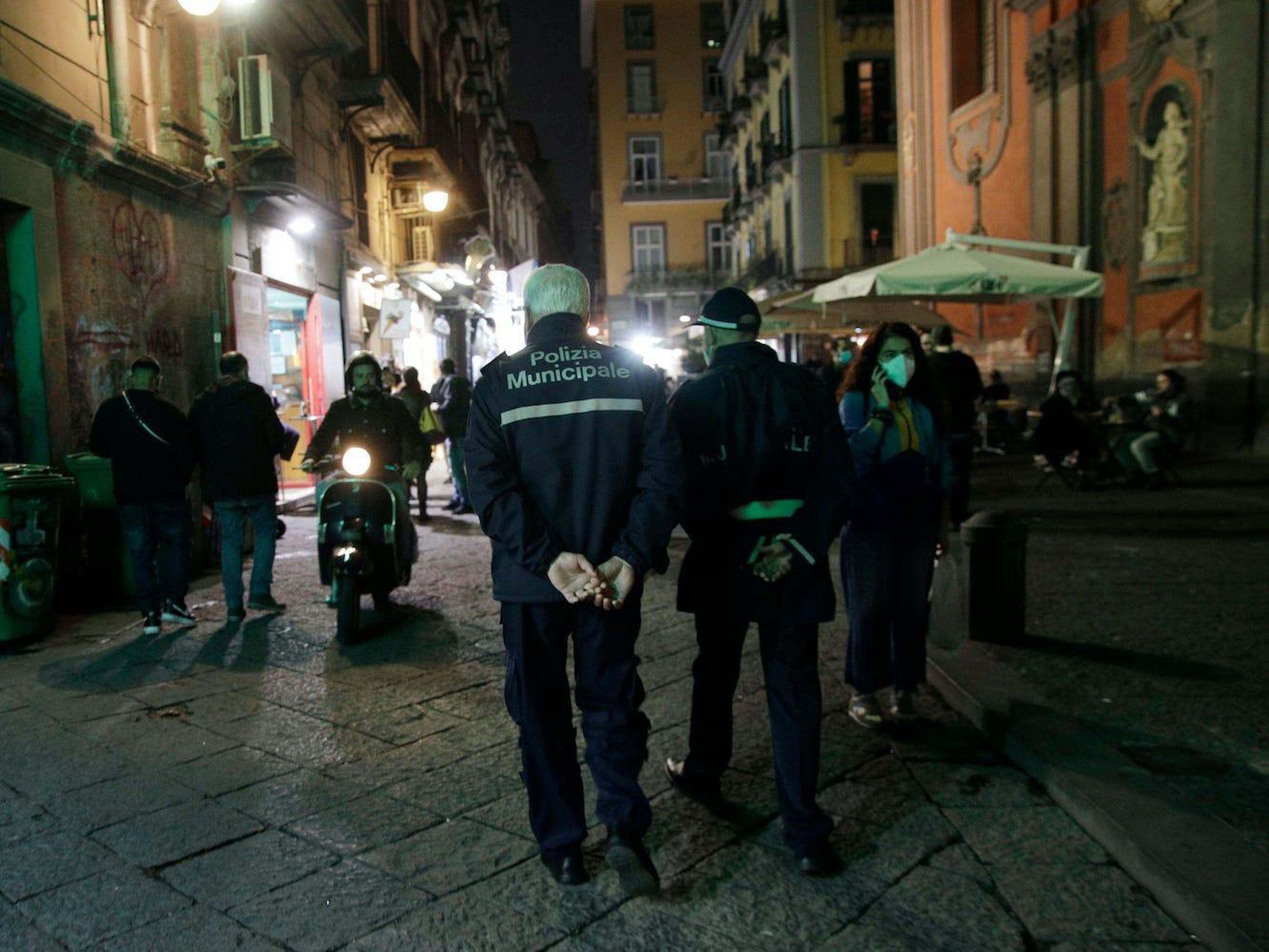 Agentes de policía italianos patrullan una calle durante el toque de queda