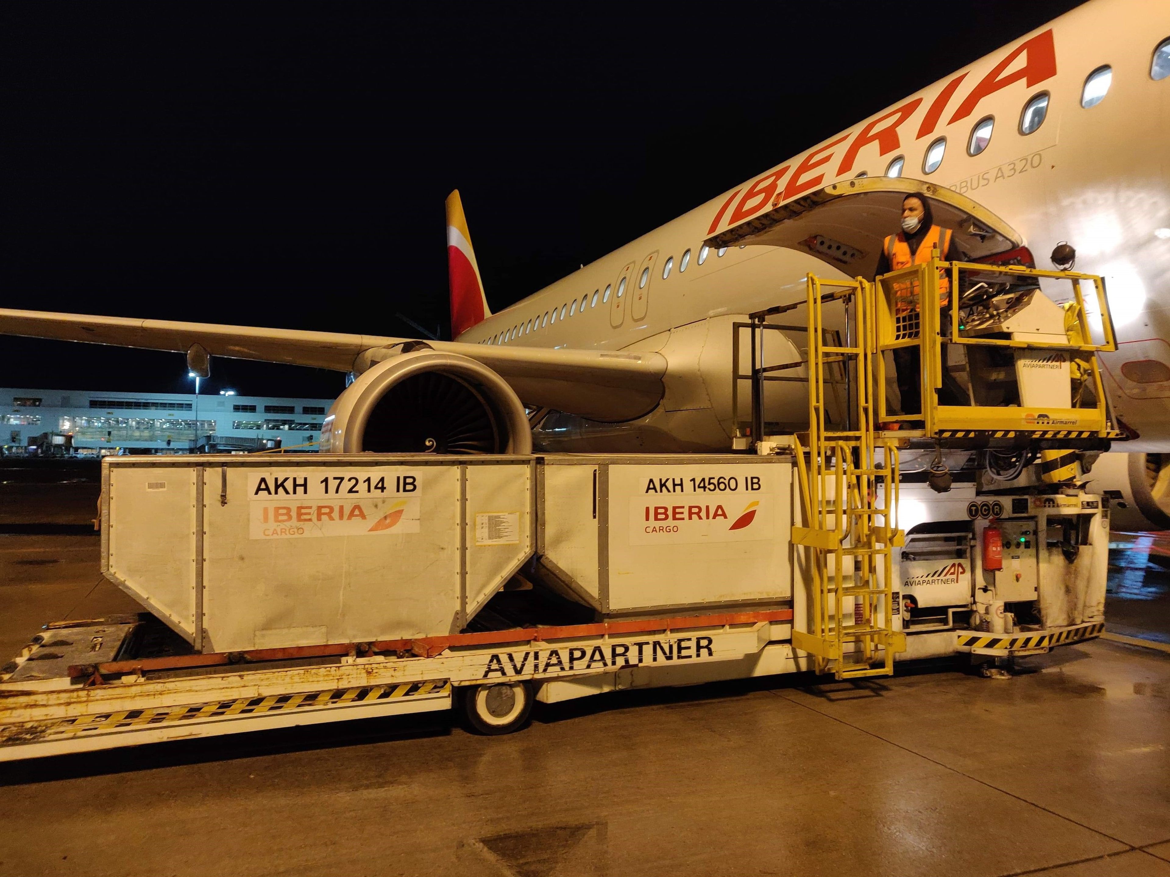 Un avión de Iberia trae vacunas del coronavirus desde Bruselas.