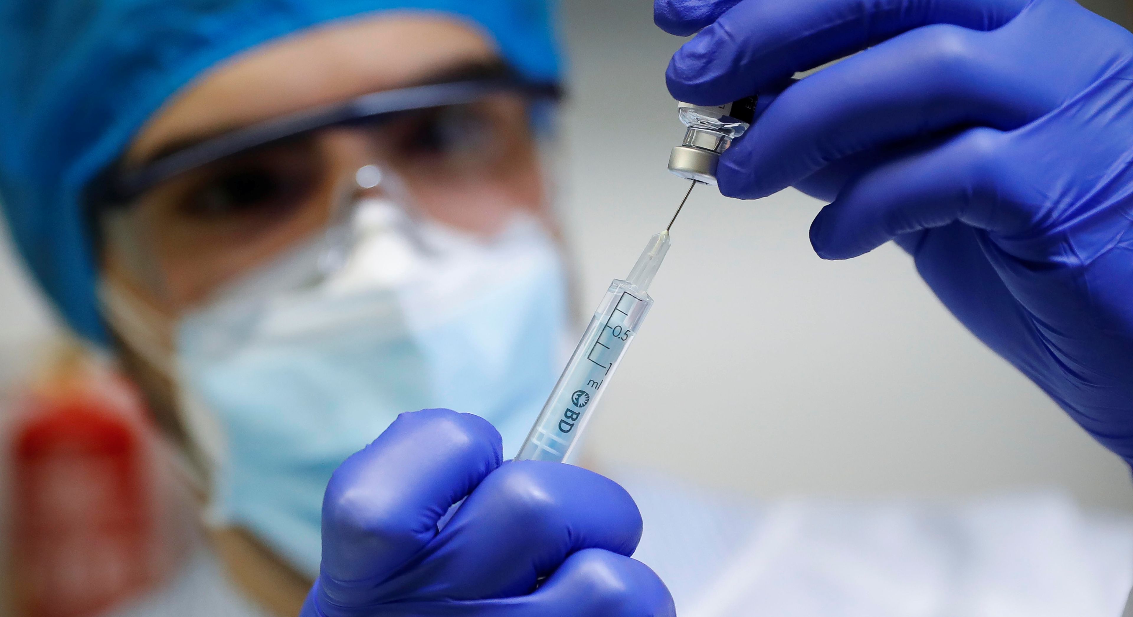 Una inyección de la vacuna del coronavirus en el primer día de la campaña de vacunación en España