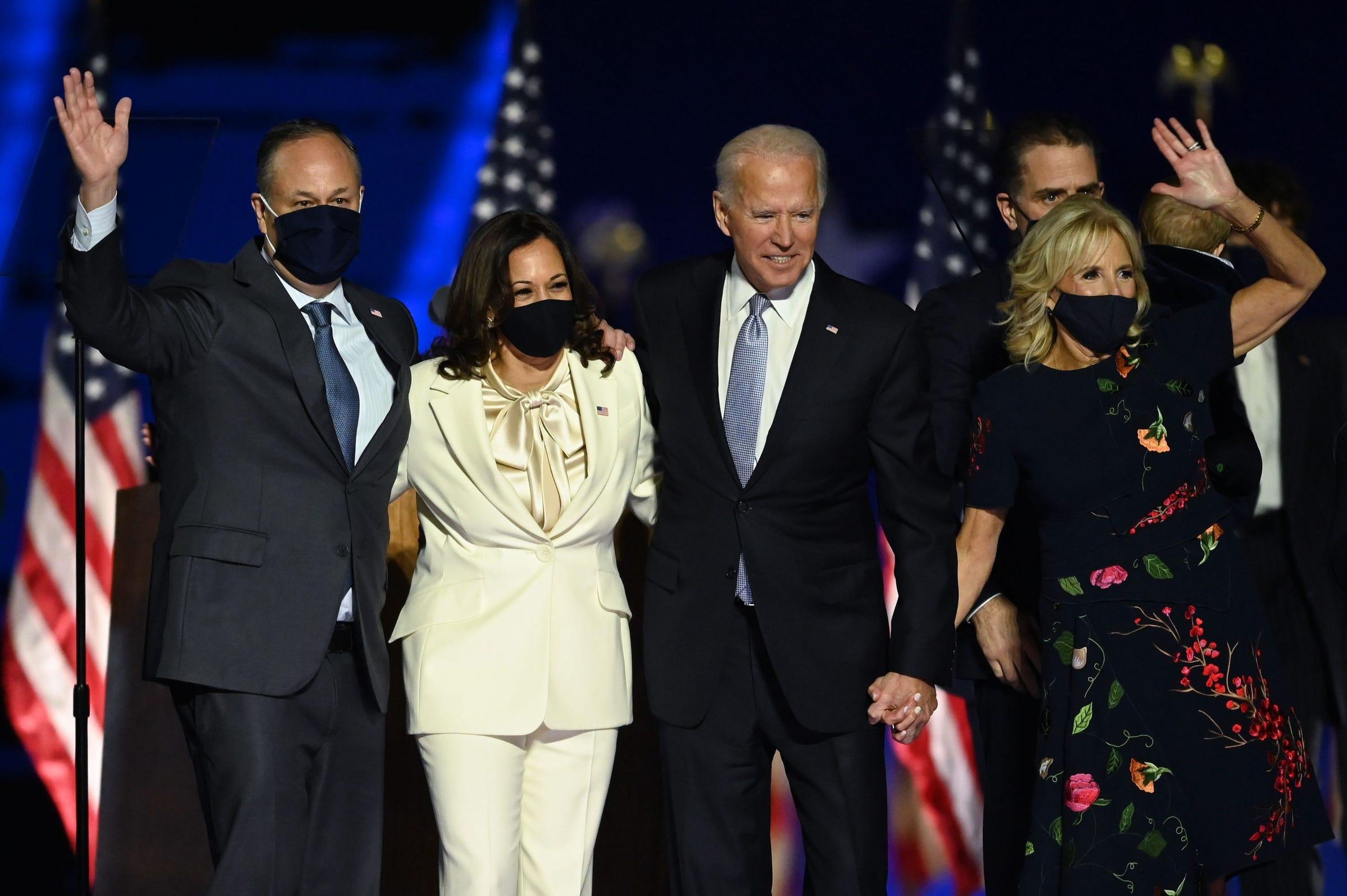 El presidente electo Joe Biden y la vicepresidenta electa Kamala Harris con sus cónyuges Jill Biden y Doug Emhoff.