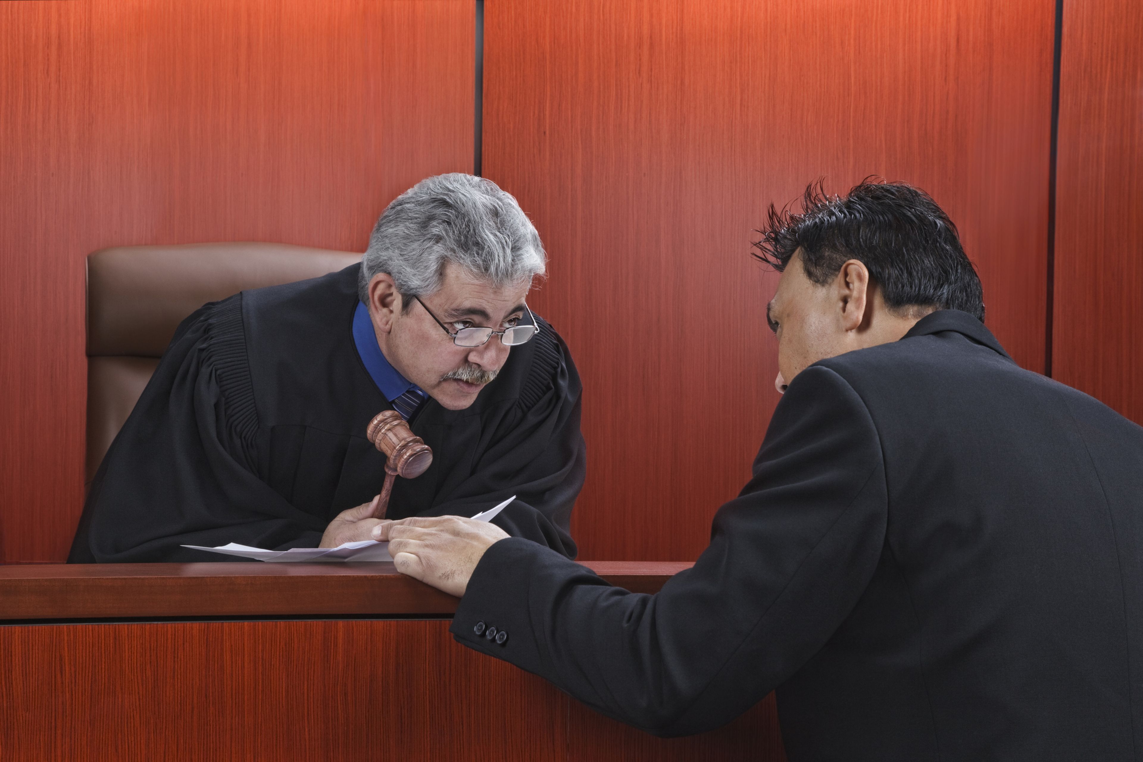 Un juez habla con el abogado durante un juicio