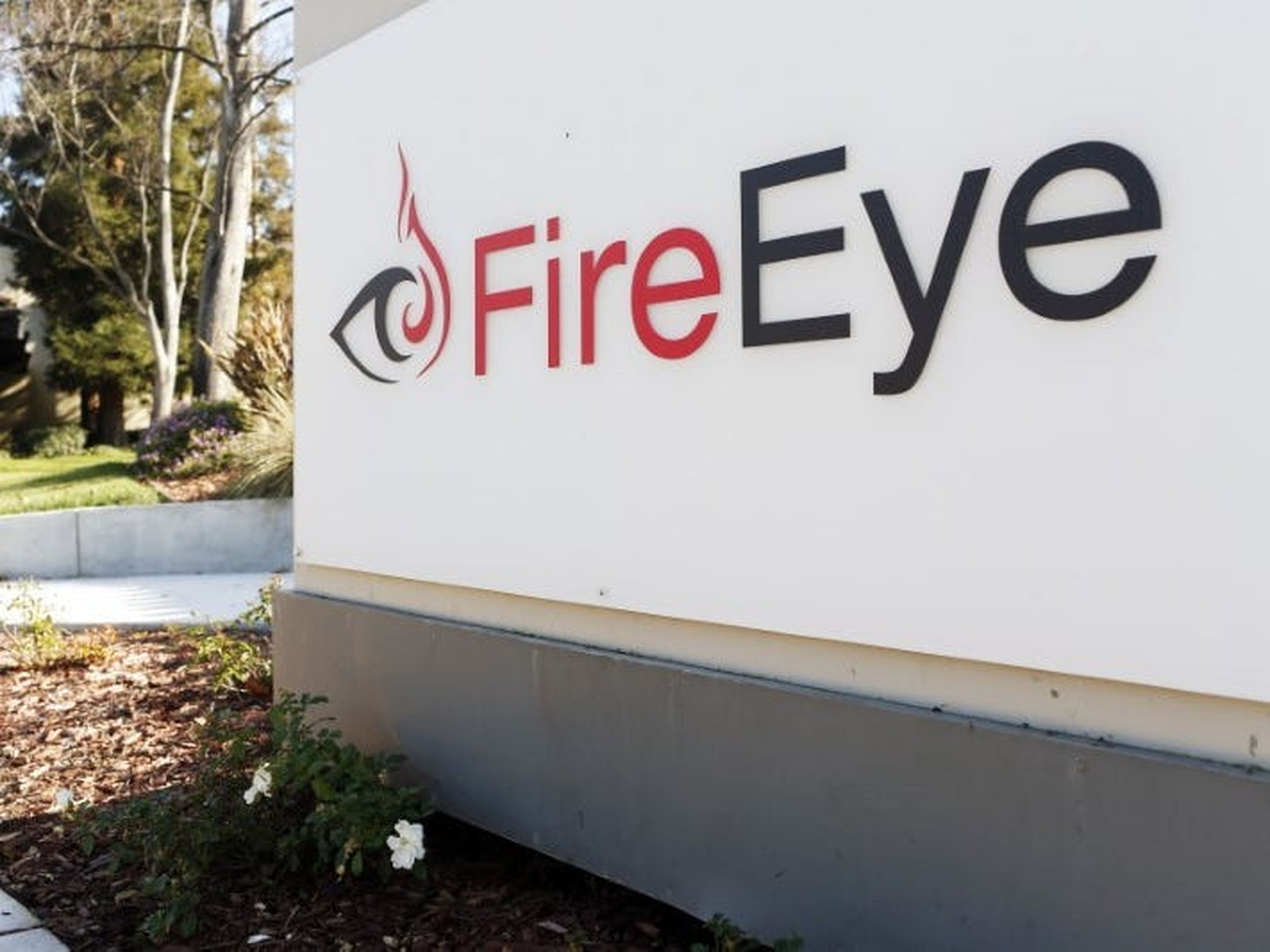 Logo de FireEye en sus oficinas.
