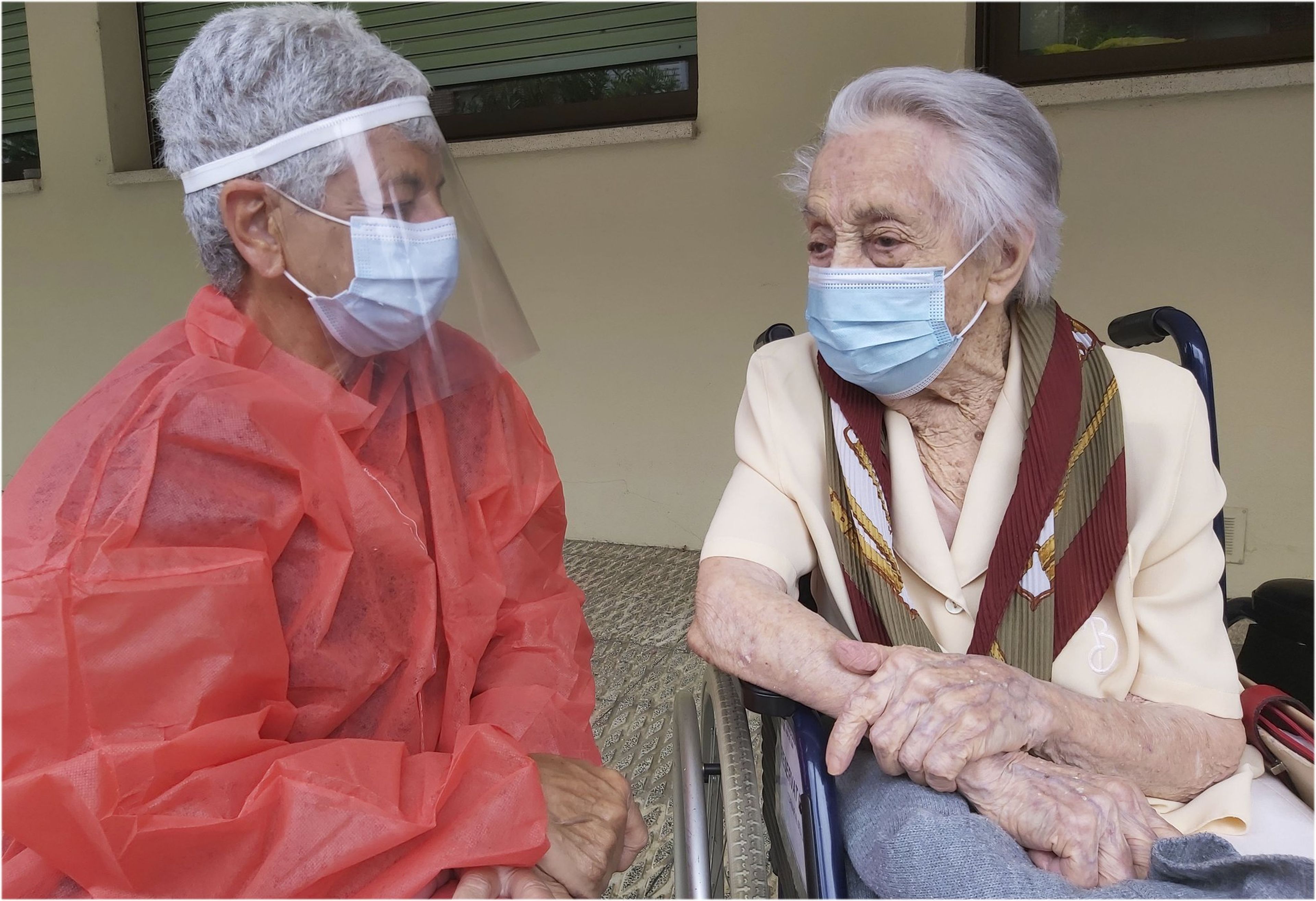 María Branyas (derecha), tiene 113 años, es la mujer más longeva de España y ha superado el coronavirus.