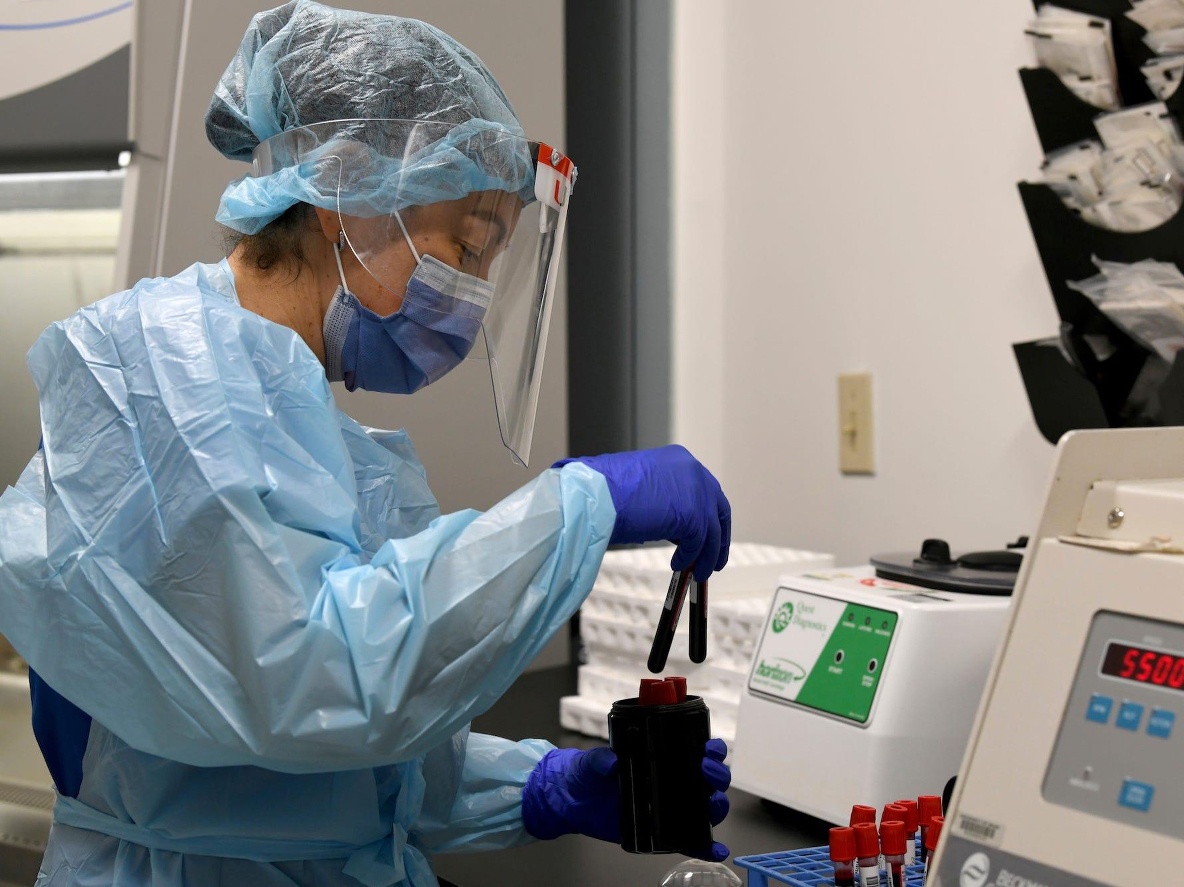 Sendy Puerto, técnico de laboratorio, procesa muestras de sangre de los ensayos clínicos de la vacuna contra el coronavirus de Moderna.
