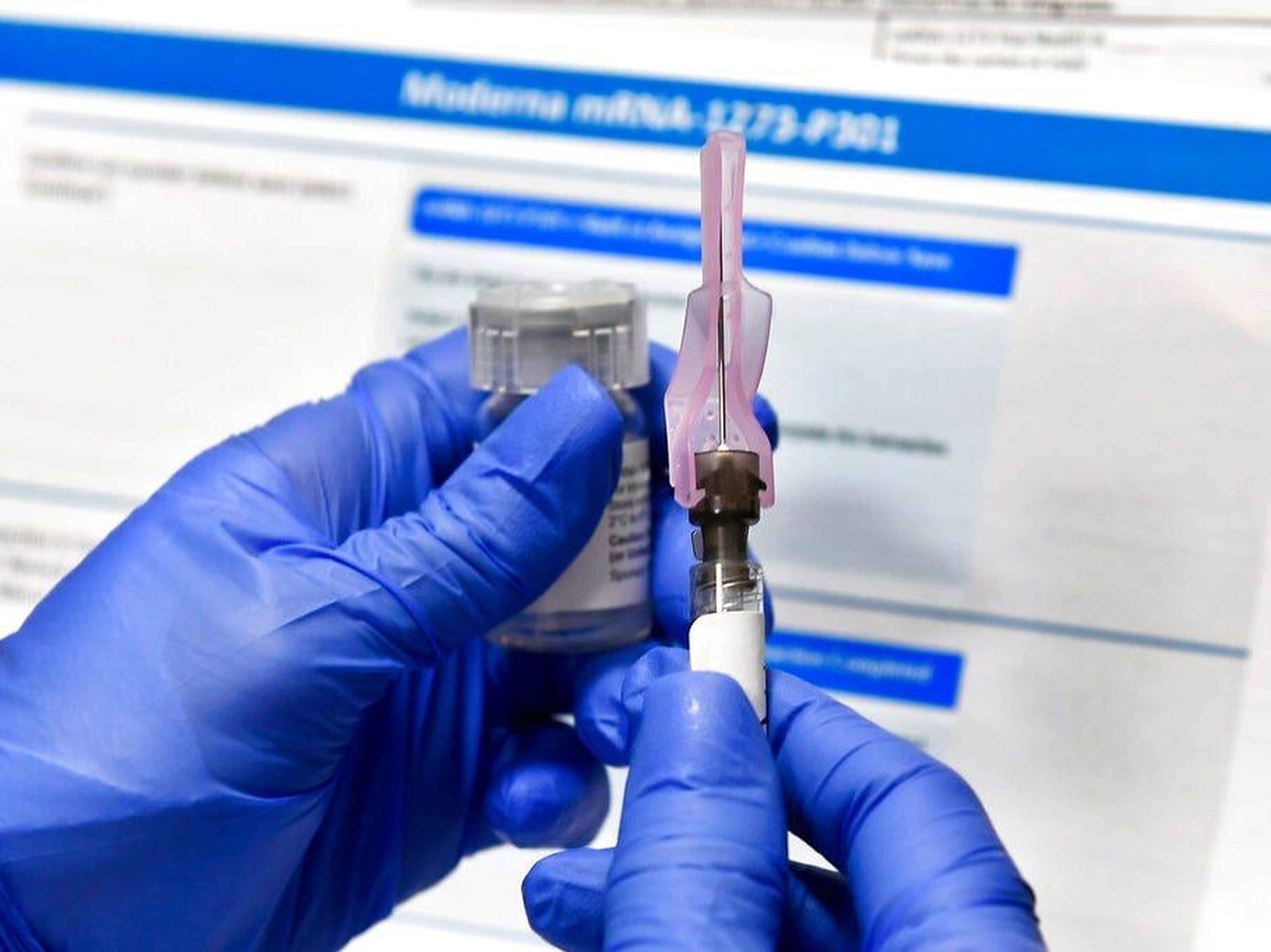 Una enfermera prepara una vacuna contra el coronavirus desarrollada por los Institutos Nacionales de Salud de EEUU y Moderna Inc., julio de 2020.
