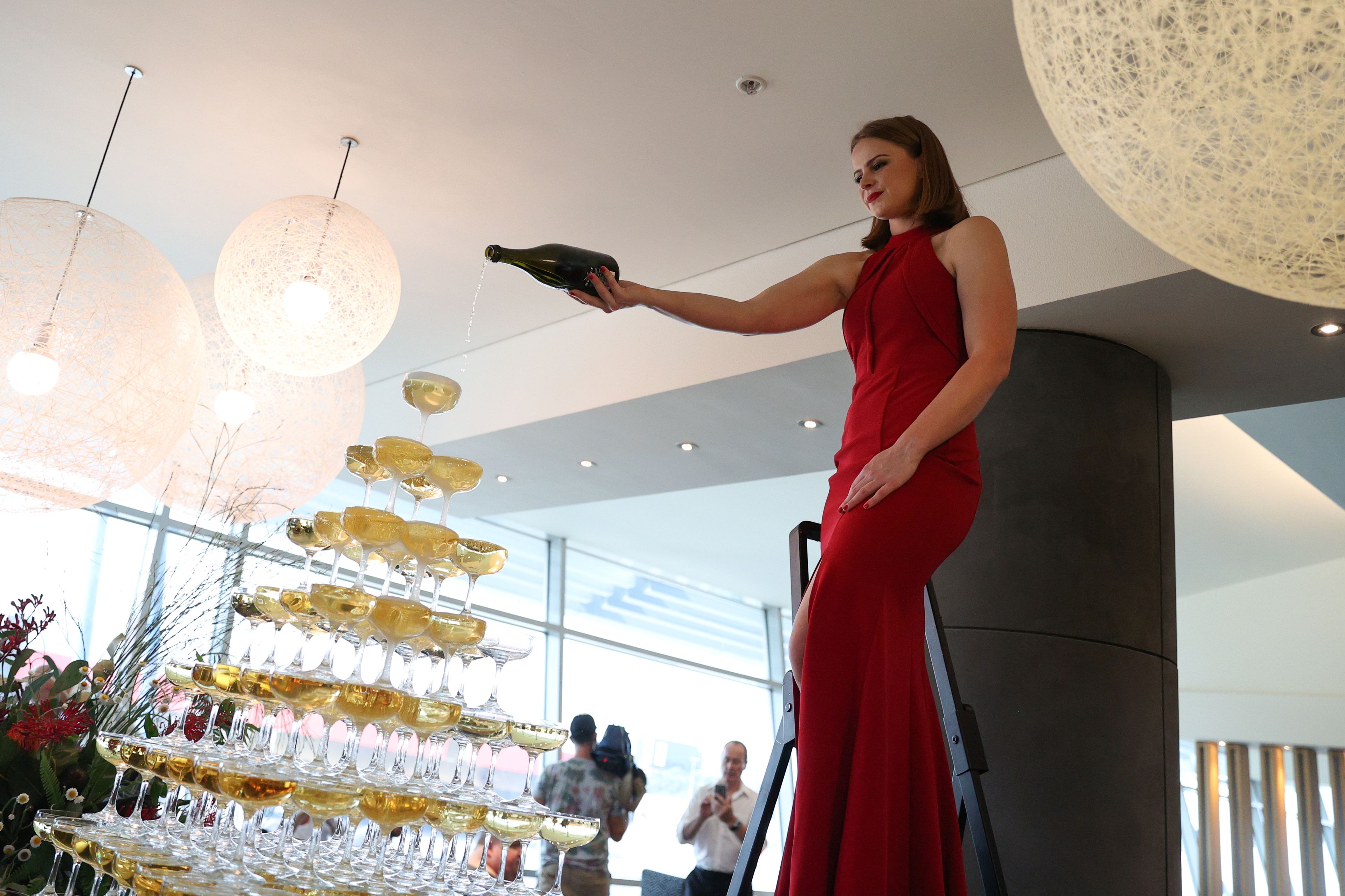 mujer celebrando con champagne