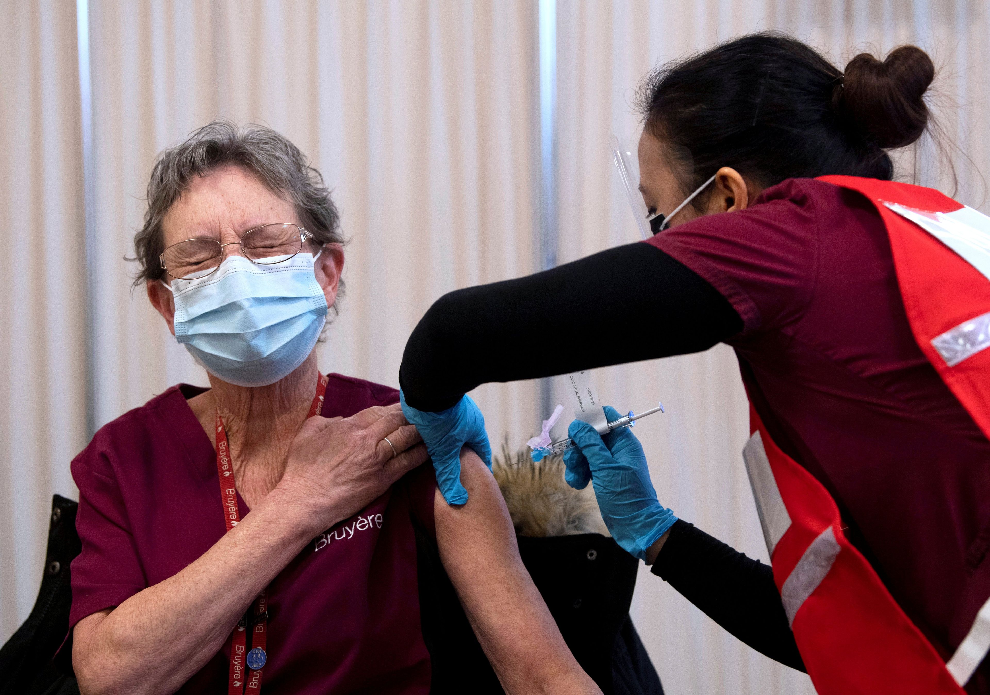 Una mujer recibe recibe la vacuna Pfizer-BioNTech contra COVID-19.