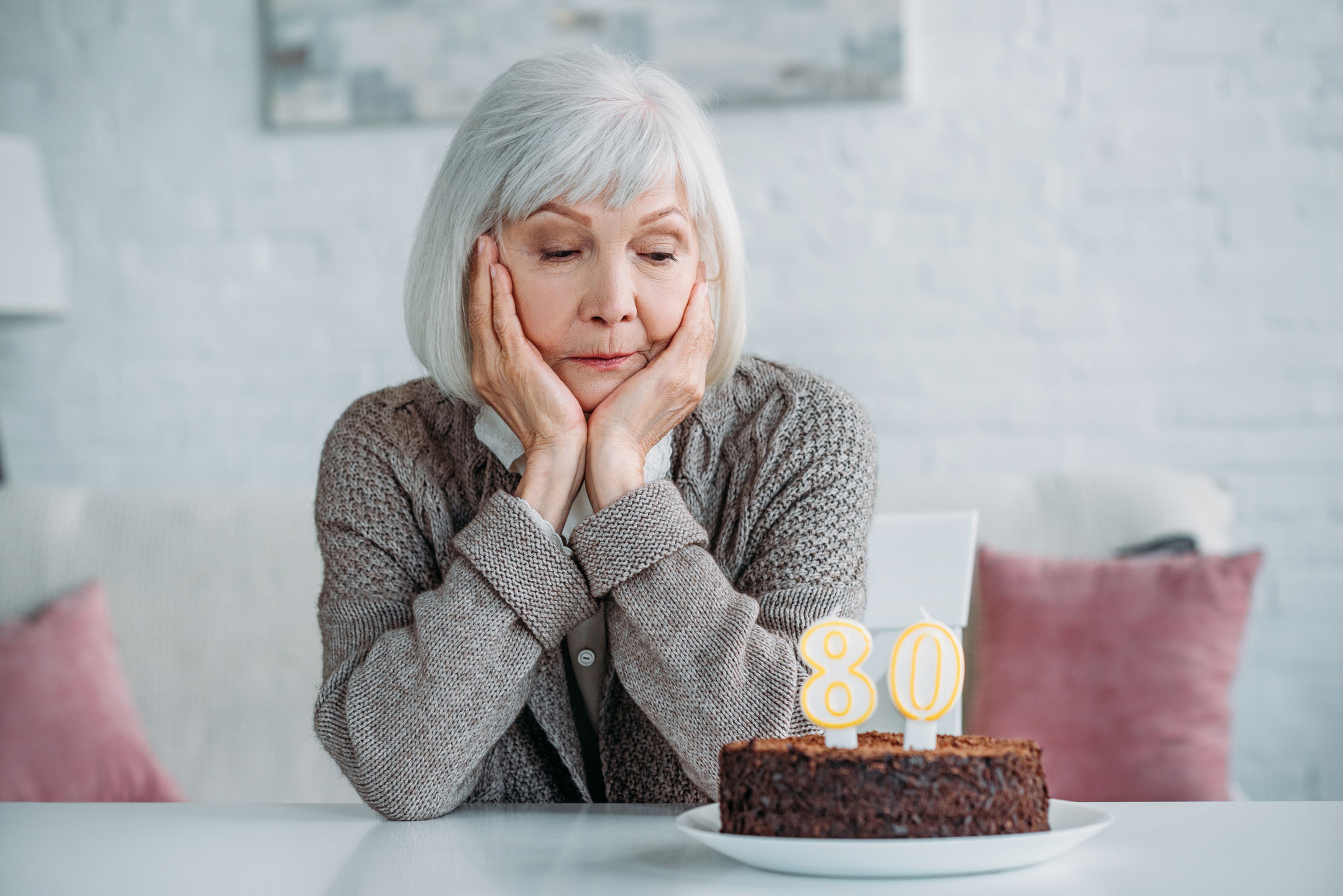 Una mujer sola celera su 80 cumpleaños.