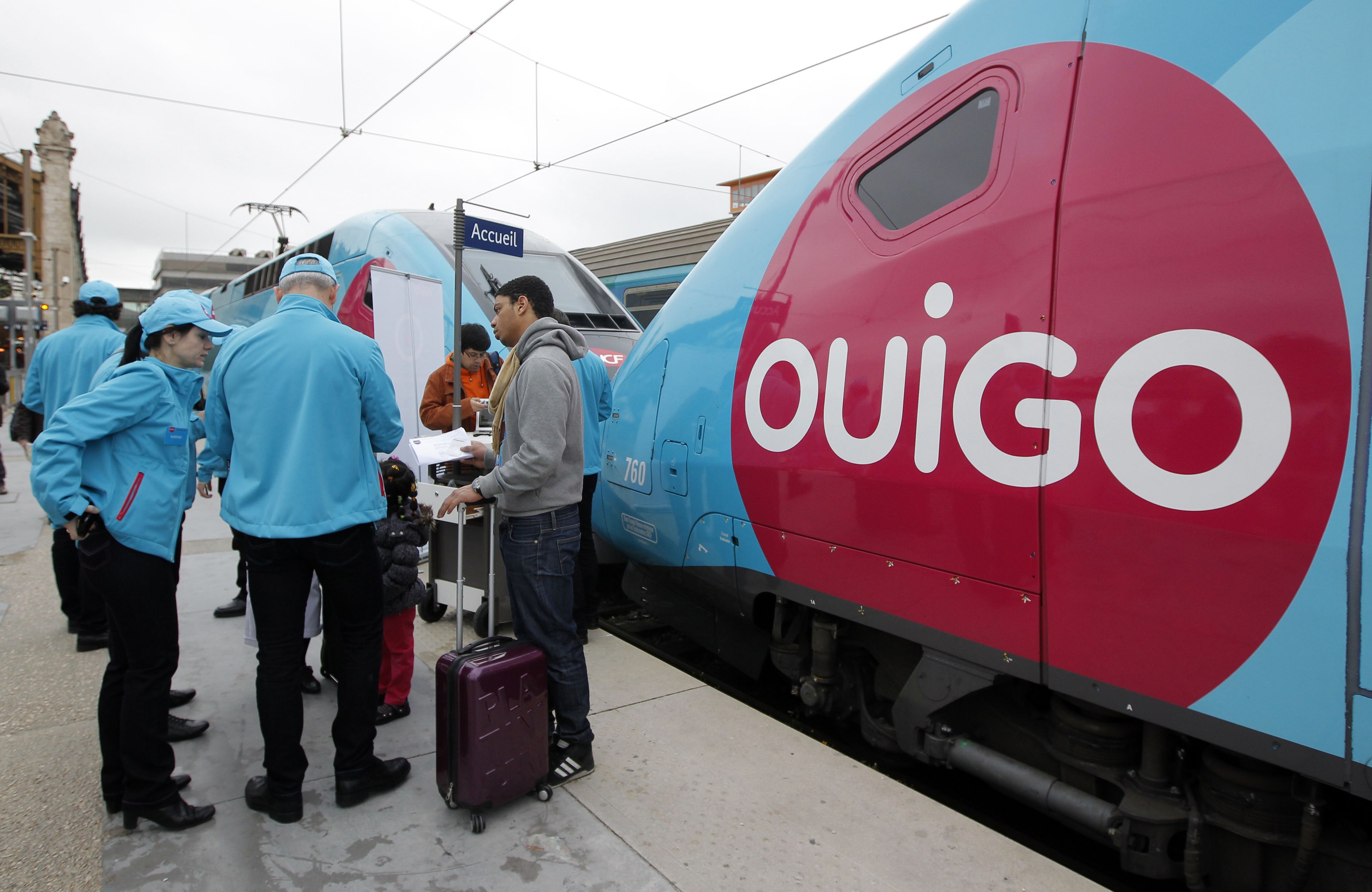 Empleados de Ouigo ante uno de sus trenes en Marsella, Francia.