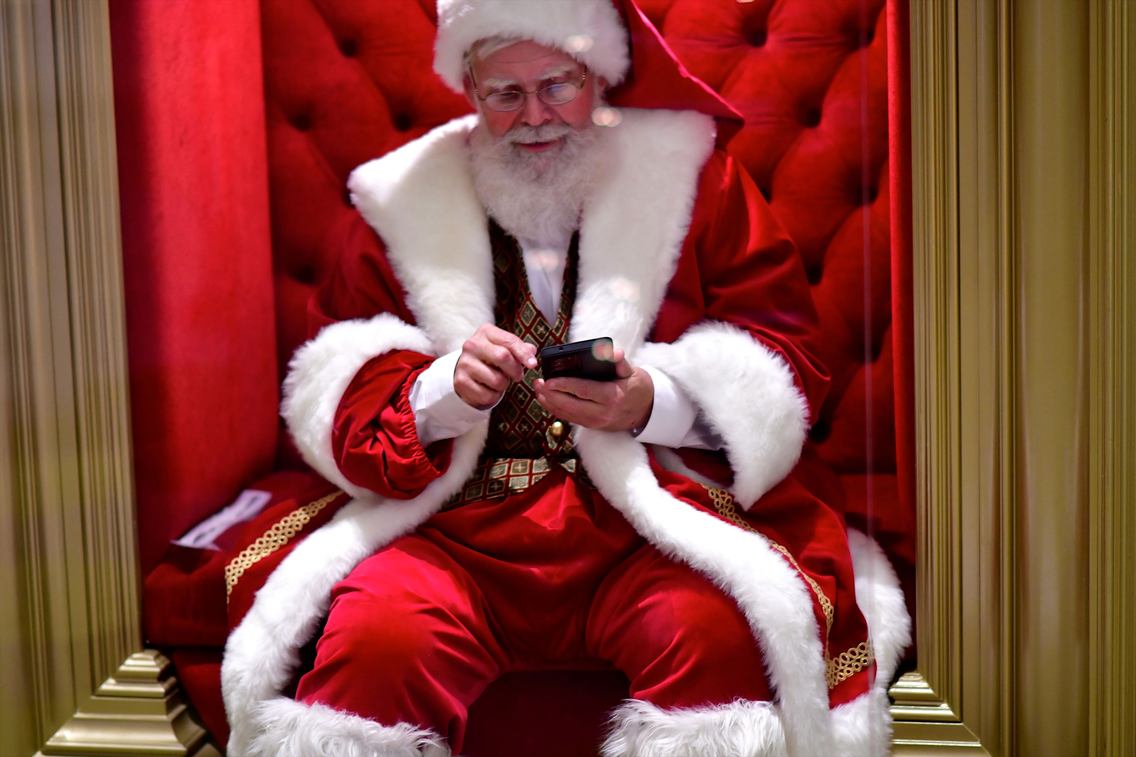 Papá Noel mirando un WhatsApp en el móvil